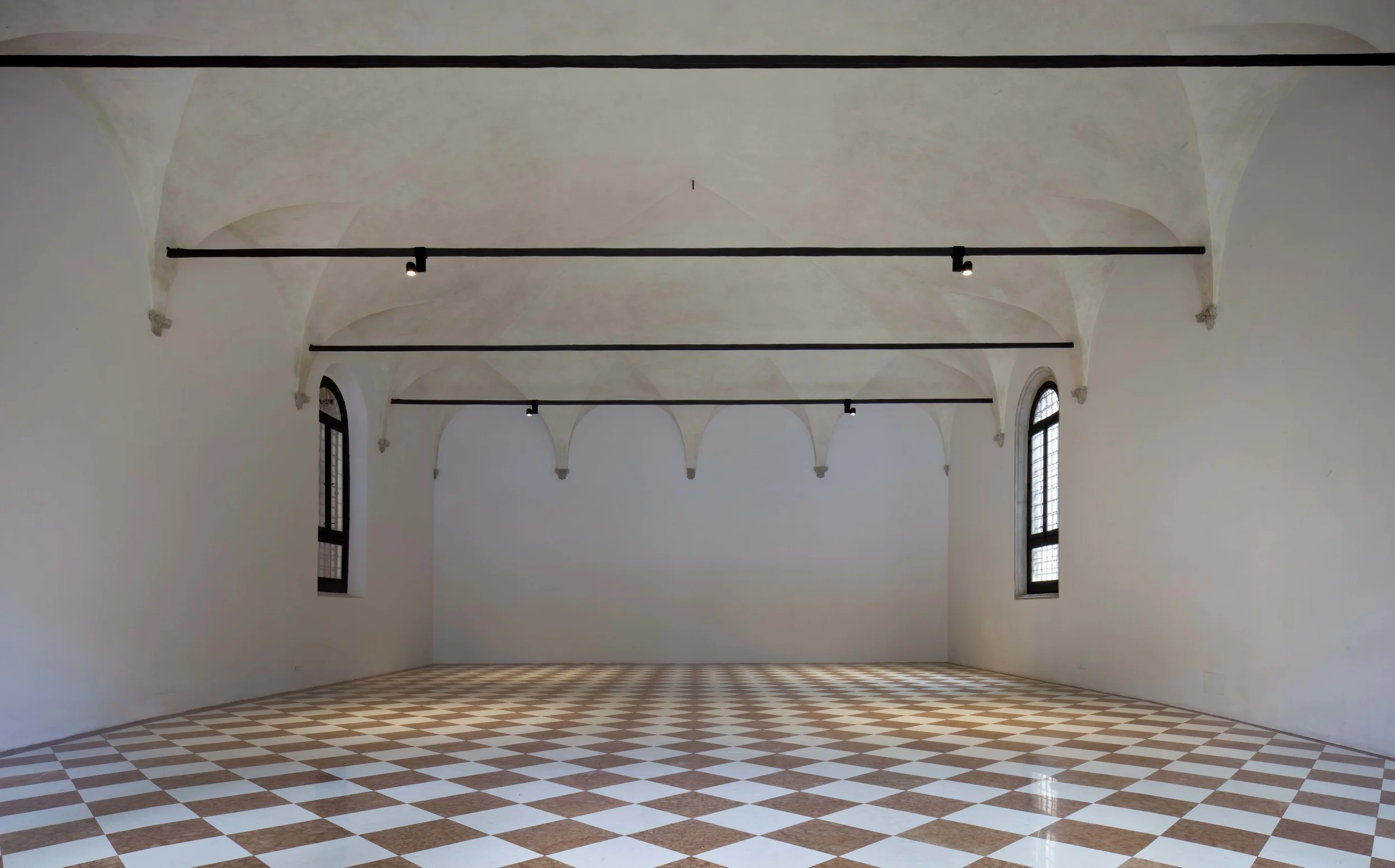 Sala del Capitolo, Isola di San Giorgio Maggiore, Venezia Il restauro della Sala del Capitolo del Convento di San Giorgio Maggiore a Venezia, realizzato comprendendo gli ambienti ad esso adiacenti, ha inteso recuperare l'identità cinquecentesca del complesso architettonico, oggi nuovamente fruibile nella sequenza originale degli spazi e nella recuperata monumentalità delle proporzioni. Data: 2013 | 2015 Progettista: Paolo De Benedictis Fotografa: Alessandra Chemollo << cambia progetto >>