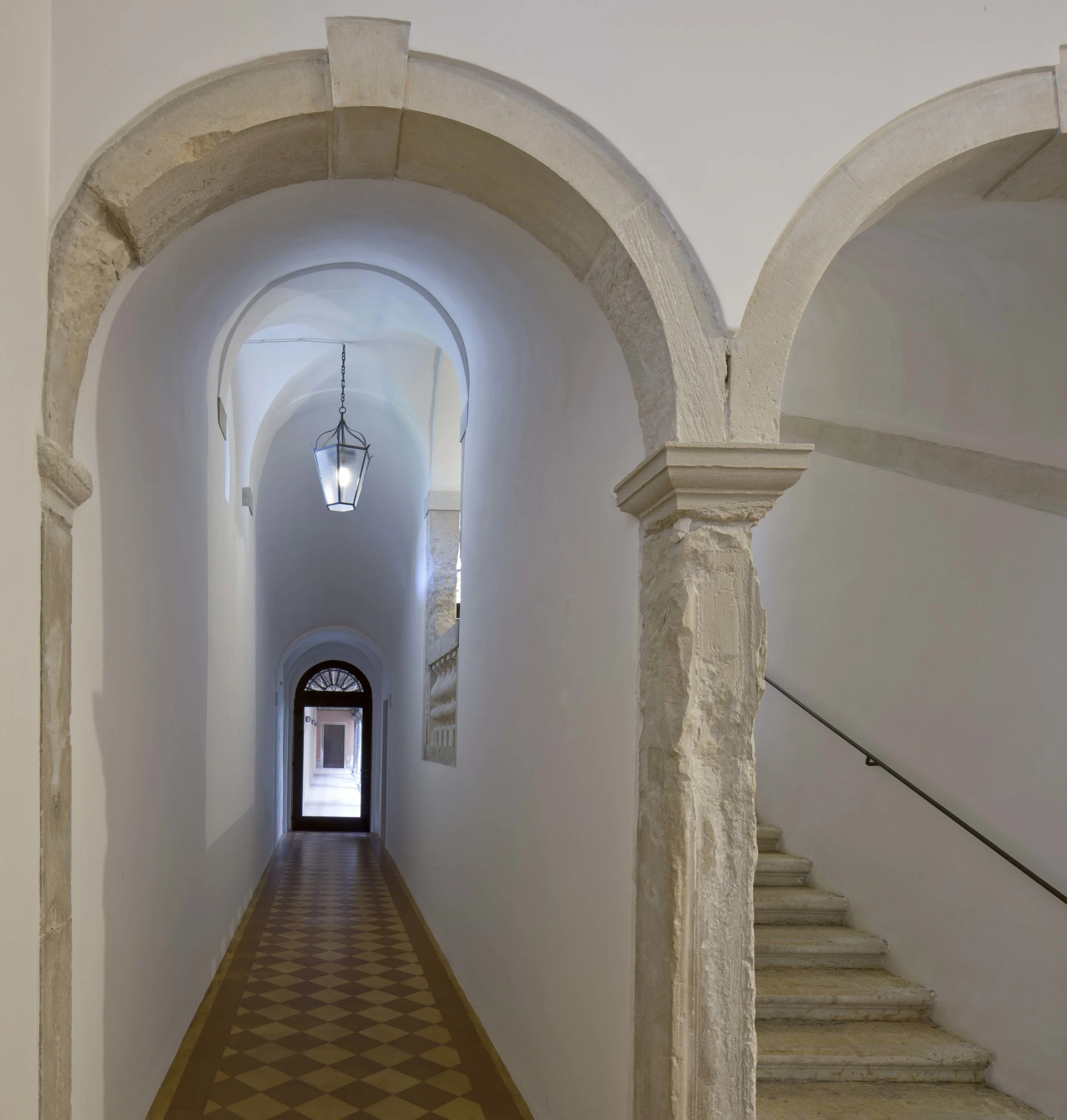 Sala del Capitolo, Isola di San Giorgio Maggiore, Venezia Il restauro della Sala del Capitolo del Convento di San Giorgio Maggiore a Venezia, realizzato comprendendo gli ambienti ad esso adiacenti, ha inteso recuperare l'identità cinquecentesca