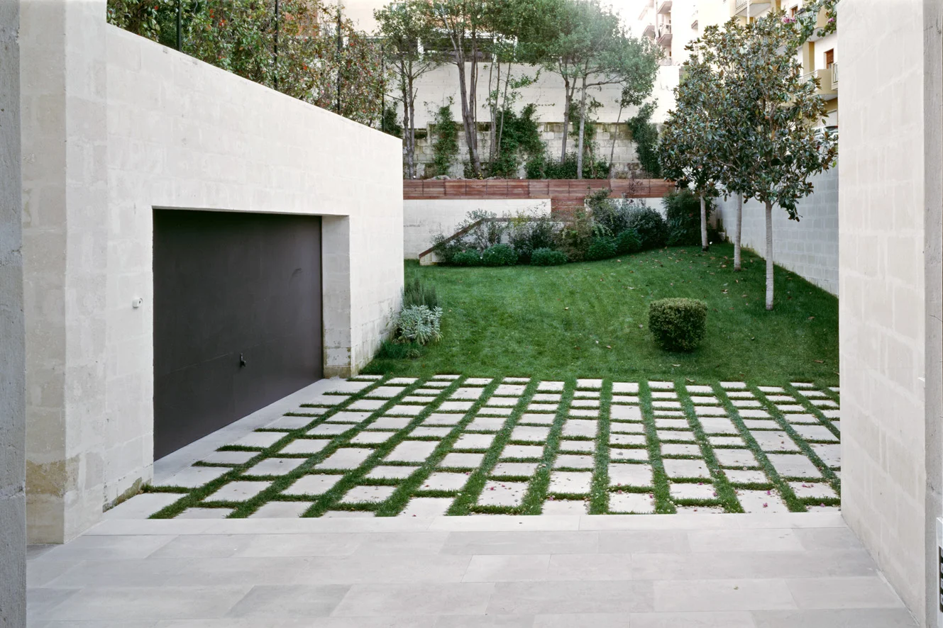 M House, Matera The intervention involves the renovation of a wing of a historic and heritage preserved building and of a back garden situated in the center of the city of Matera. The lot is on a fast-slope. The project takes advantage of this natural slope and organizes the garden with terraces and inclined planes that identify different rest areas. The façade over the garden is the only section in which we intervened and, by shifting the windows, we created a new dialogue between interior and exterior. The project unifies the floors of the building creating a single house through simple but significative interventions. The centerpiece of the interior space is the staircase, a sculptural element that connects the different floors. The rooms are spacious, bright and continuous. The architectural choices are simple, the use of materials is well balanced. Color becomes the theme of the design of the bathrooms, conceived as single-colored boxes of resin. Date: 2004 | 2006 Architect: Paolo De Benedictis Service Engineer: Gennaro Loperfido Structural Engineer: Nicola Lisanti Photography: Alessandra Chemollo, Nicola Di Nanna << change project >> 