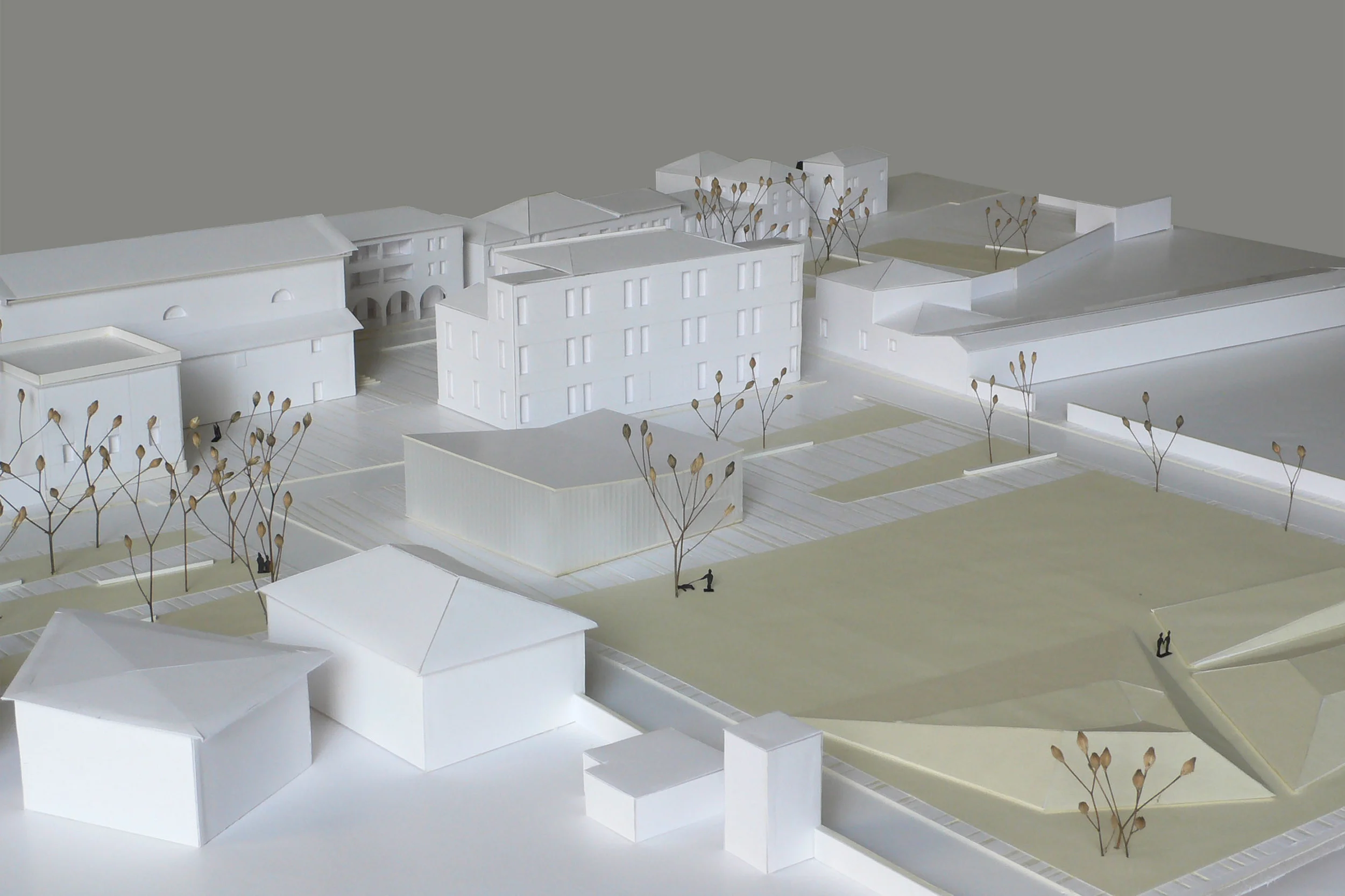 Piazza Libertà, Illasi, Vr Inserted in a context of high environmental and architectural significance, the project attempts to retrieve the historical layers; the aim is to give continuity to the complex of open spaces, emphasize the limits of any space and reattribute a precise function to each of them. The new flooring, far from constituting a rigid and schematic design, takes into account all orientations of the various areas, and leaves unchanged the green system. A new pavilion with a central plan becomes the physical and visual connection between the various spaces. Project (Competition) Date: 2006 Architects: Paolo De Benedictis, Glenda Flaim << change project >>