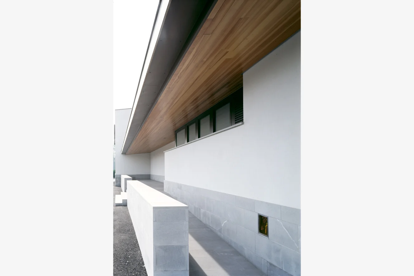 Al Fogher Restaurant, Camponogara, Ve The building lies in a rural area at the outskirts of a small town near the Riviera del Brenta, not far from Dolo. The project establishes a visual and dialectic relationship with the surrounding countryside through reusing/retrieving/ and reinterpreting traditional elements: large window, portico, eaved roof. Two volumes of different height, lie against a third higher volume at the rear. Of the two buildings facing by the road, one includes the main entrance and the kitchens and storage, and the other hosts the dining hall that overlooks the countryside to the south; the building at the rear contains the kitchens and the owners’ apartment. The neat organization of the inner spaces reflects the clear organization of volumes. Date: 2000 | 2005 Architects: Paolo De Benedictis, Enrico Maria Raschi Structural Engineer: Luca Pulignano Service Engineer: Studio Vio Photography: Alessandra Chemollo << change project >>