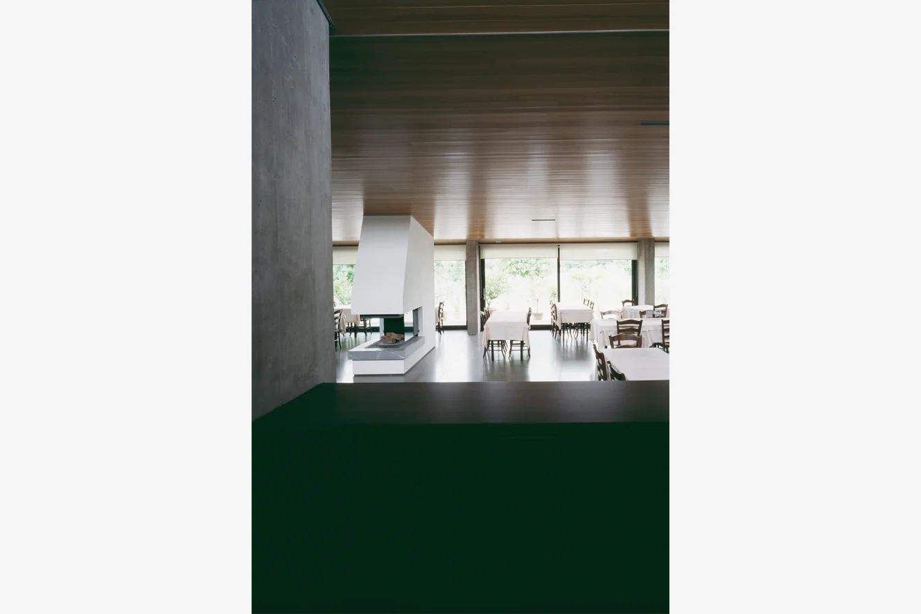 Al Fogher Restaurant, Camponogara, Ve The building lies in a rural area at the outskirts of a small town near the Riviera del Brenta, not far from Dolo. The project establishes a visual and dialectic relationship with the surrounding countryside through reusing/retrieving/ and reinterpreting traditional elements: large window, portico, eaved roof. Two volumes of different height, lie against a third higher volume at the rear. Of the two buildings facing by the road, one includes the main entrance and the kitchens and storage, and the other hosts the dining hall that overlooks the countryside to the south; the building at the rear contains the kitchens and the owners’ apartment. The neat organization of the inner spaces reflects the clear organization of volumes. Date: 2000 | 2005 Architects: Paolo De Benedictis, Enrico Maria Raschi Structural Engineer: Luca Pulignano Service Engineer: Studio Vio Photography: Alessandra Chemollo << change project >>