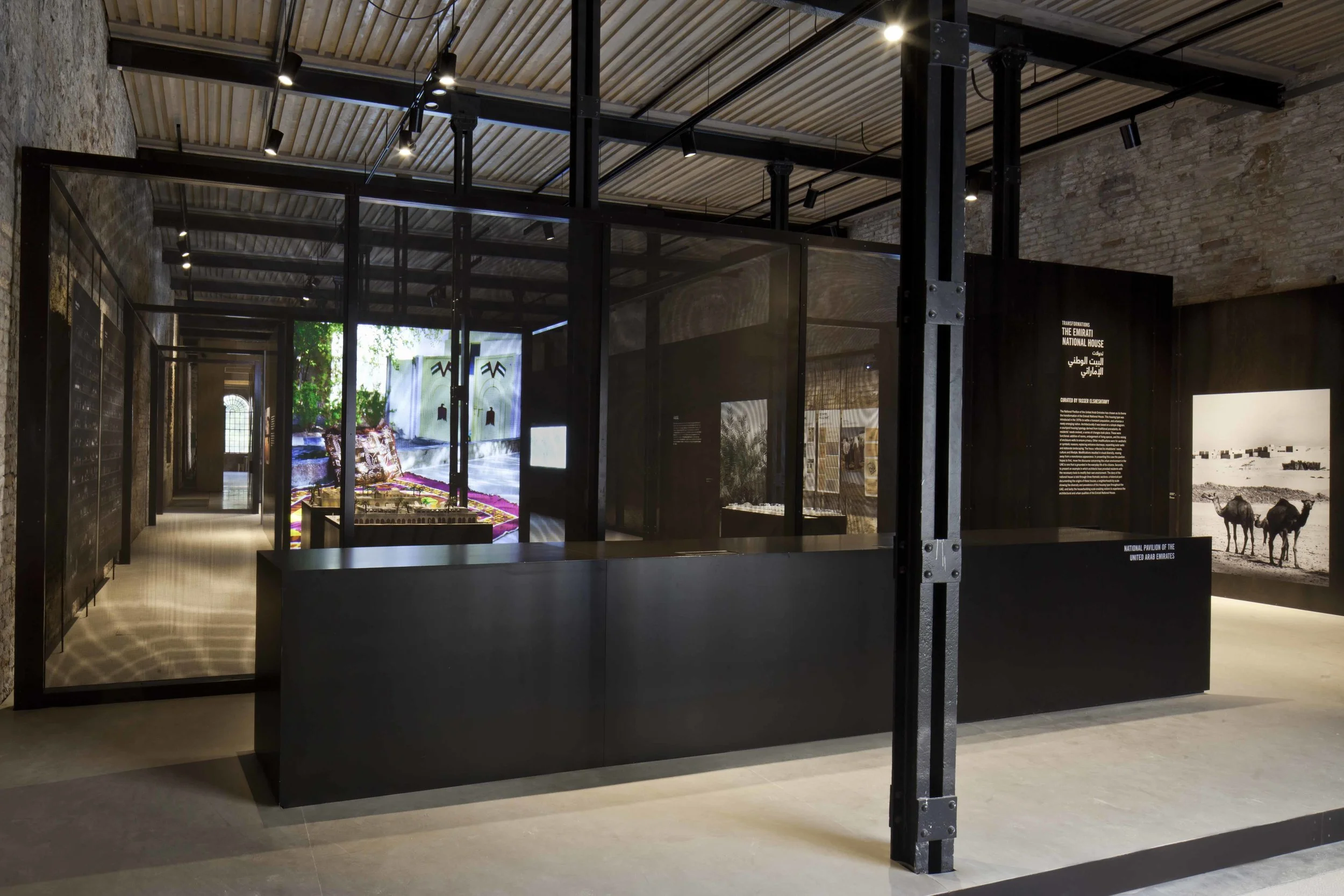 Padiglione Emirati Arabi, Arsenale, Venezia Biennale di Architettura 2016 Concorso primo premio Il Padiglione degli Emirati Arabi, all’Arsenale di Venezia, è stato allestito all’interno delle Sale D’armi, affascinante edificio cinquecentesco caratterizzato da due giaciture principali non ortogonali, rispetto alle quali si dispongono sia le murature perimetrali, sia la griglia strutturale interna costituita da pilastri in ferro. Il progetto ha inteso instaurare un rapporto dialogico fra allestimento ed edificio esistente: il primo ha desunto dal secondo chiare regole geometriche, non rinunciando, tuttavia, a definire la necessaria distanza fisica e visiva fra contenuto e contenitore. Una serie di setti in lamiera piena e rete metallica trovano precisa collocazione nello spazio del padiglione, definendo le diverse sezioni della mostra in un continuo gioco di traguardi visuali tra i vari ambiti di cui essa si compone. Data: 2015 | 2016 Commissario: Salama Bint Hamdam Al Nahayan Foundation Curatore: Yasser Elsheshtawy Direttore: Laila Binbrek Coordinatore: Rand Abdul Jabbar Progettista: Paolo De Benedictis Collaboratori: Emina Gauzanovic, Maria Angilecchia Progettista strutturale: Luca Pulignano Fotografa: Alessandra Chemollo << cambia progetto >>