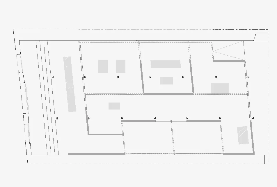 Padiglione Emirati Arabi, Arsenale, Venezia Biennale di Architettura 2016 Concorso primo premio Il Padiglione degli Emirati Arabi, all’Arsenale di Venezia, è stato allestito all’interno delle Sale D’armi, affascinante edificio cinquecentesco caratterizzato da due giaciture principali non ortogonali, rispetto alle quali si dispongono sia le murature perimetrali, sia la griglia strutturale interna costituita da pilastri in ferro. Il progetto ha inteso instaurare un rapporto dialogico fra allestimento ed edificio esistente: il primo ha desunto dal secondo chiare regole geometriche, non rinunciando, tuttavia, a definire la necessaria distanza fisica e visiva fra contenuto e contenitore. Una serie di setti in lamiera piena e rete metallica trovano precisa collocazione nello spazio del padiglione, definendo le diverse sezioni della mostra in un continuo gioco di traguardi visuali tra i vari ambiti di cui essa si compone. Data: 2015 | 2016 Commissario: Salama Bint Hamdam Al Nahayan Foundation Curatore: Yasser Elsheshtawy Direttore: Laila Binbrek Coordinatore: Rand Abdul Jabbar Progettista: Paolo De Benedictis Collaboratori: Emina Gauzanovic, Maria Angilecchia Progettista strutturale: Luca Pulignano Fotografa: Alessandra Chemollo << cambia progetto >>