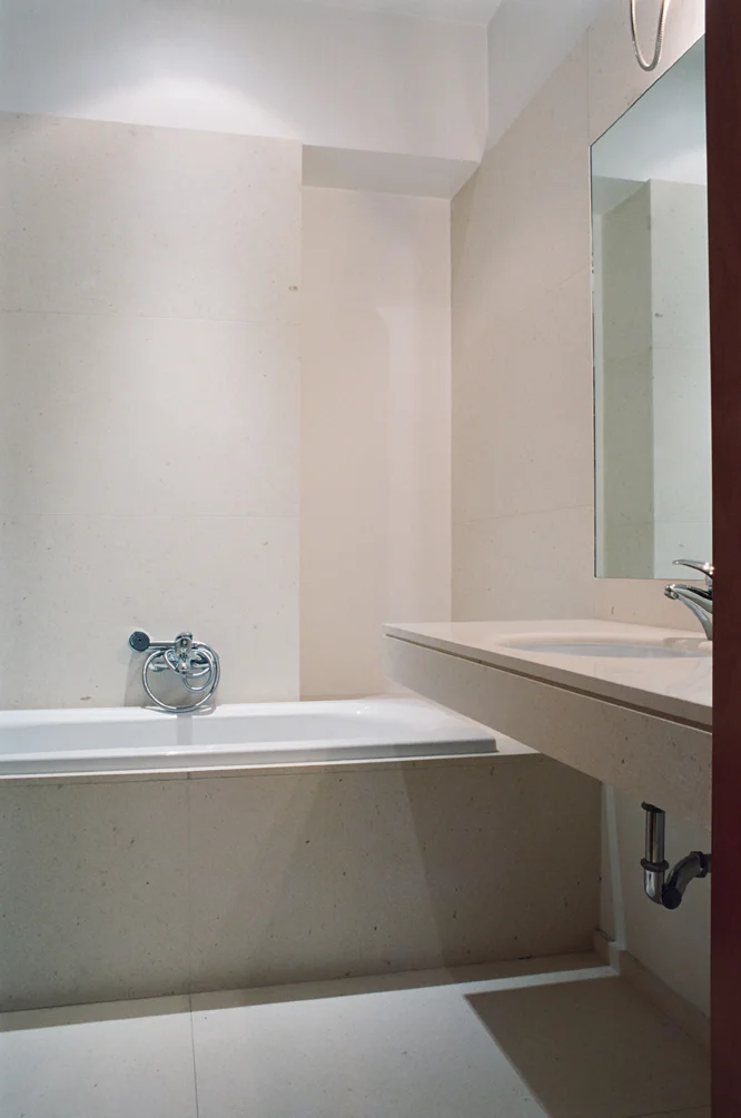 Casa G, Matera ll progetto riguarda la ridistribuzione interna di un appartamento situato nel centro di Matera. Una parete continua in legno si sviluppa per tutta la casa e crea uno spazio fluido ed omogeneo. Porte, mobili contenitori, pannelli, si susseguono senza soluzione di continuità e suddividono i vari ambienti divenendo la cifra distintiva del progetto. Data: 2001 | 2003 Progettista: Paolo De Benedictis Fotografie: Alessandra Chemollo, Nicola Di Nanna << cambia progetto >>