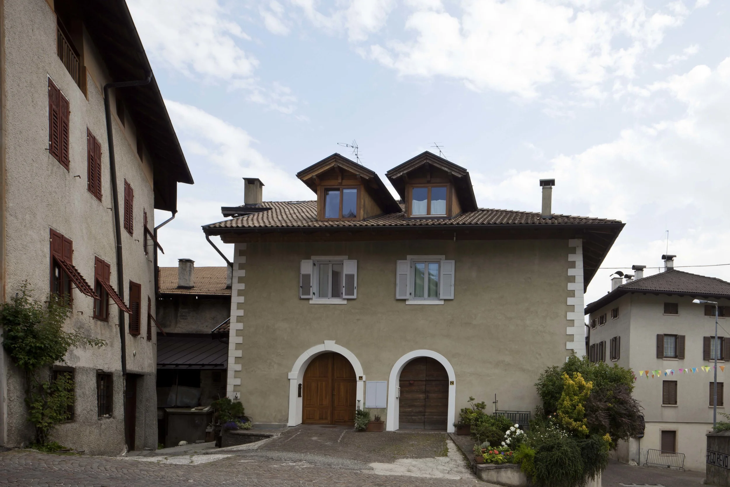 Casa MA, Revò, Tn L’intervento prevede la riconversione funzionale dei locali sottotetto e ammezzati di un edificio settecentesco che sorge nel nucleo storico di Revò (TN). Utilizzati in precedenza come depositi pertinenti a diverse proprietà, questi spazi sono stati accorpati per dare forma ad un’unità residenziale sviluppata su più livelli. I servizi e la zona notte si trovano ai piani inferiori, in corrispondenza degli ambienti più piccoli e bui, mentre la zona giorno è stata ricavata nell'ampio e luminoso sottotetto, a diretto contatto con le montagne e il cielo. Il processo di “sottrazione” che ha ispirato l'intervento ha risparmiato i soli elementi ritenuti indispensabili alla definizione del progetto: scale, pareti attrezzate, porte e arredi fissi sono stati disegnati in ogni dettaglio e realizzati in legno di Rovere. Data: 2014 | 2015 Progettista: Paolo De Benedictis Collaboratori: Emina Gauzanovic, Maria Angilecchia, Simone Bollino Fotografa: Alessandra Chemollo << cambia progetto >>