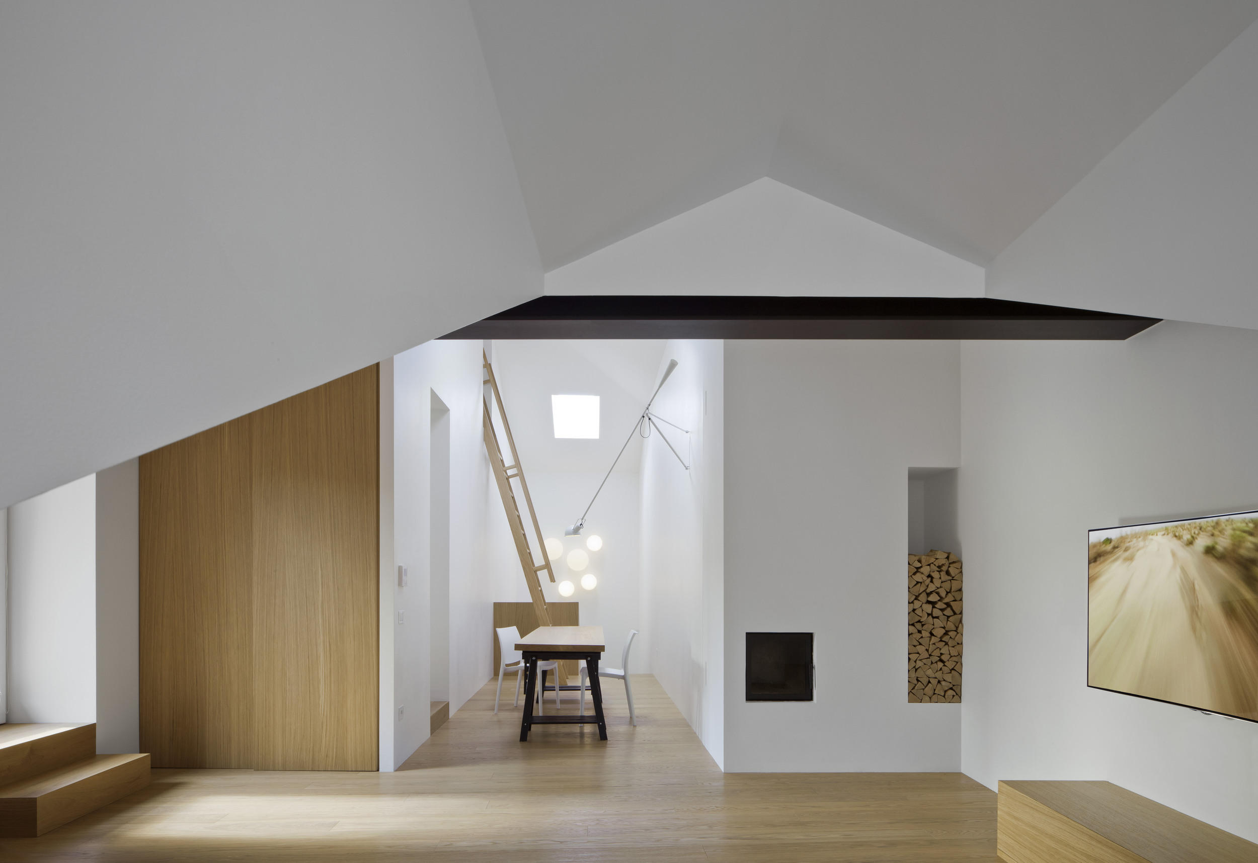 MA House, Revò (Tn) The project deals with the functional convertion of a few attics situated in a XVII century building in the centre of Revò (Tn). Formerly used as storage, these spaces were small in size and built on different planking levels. T