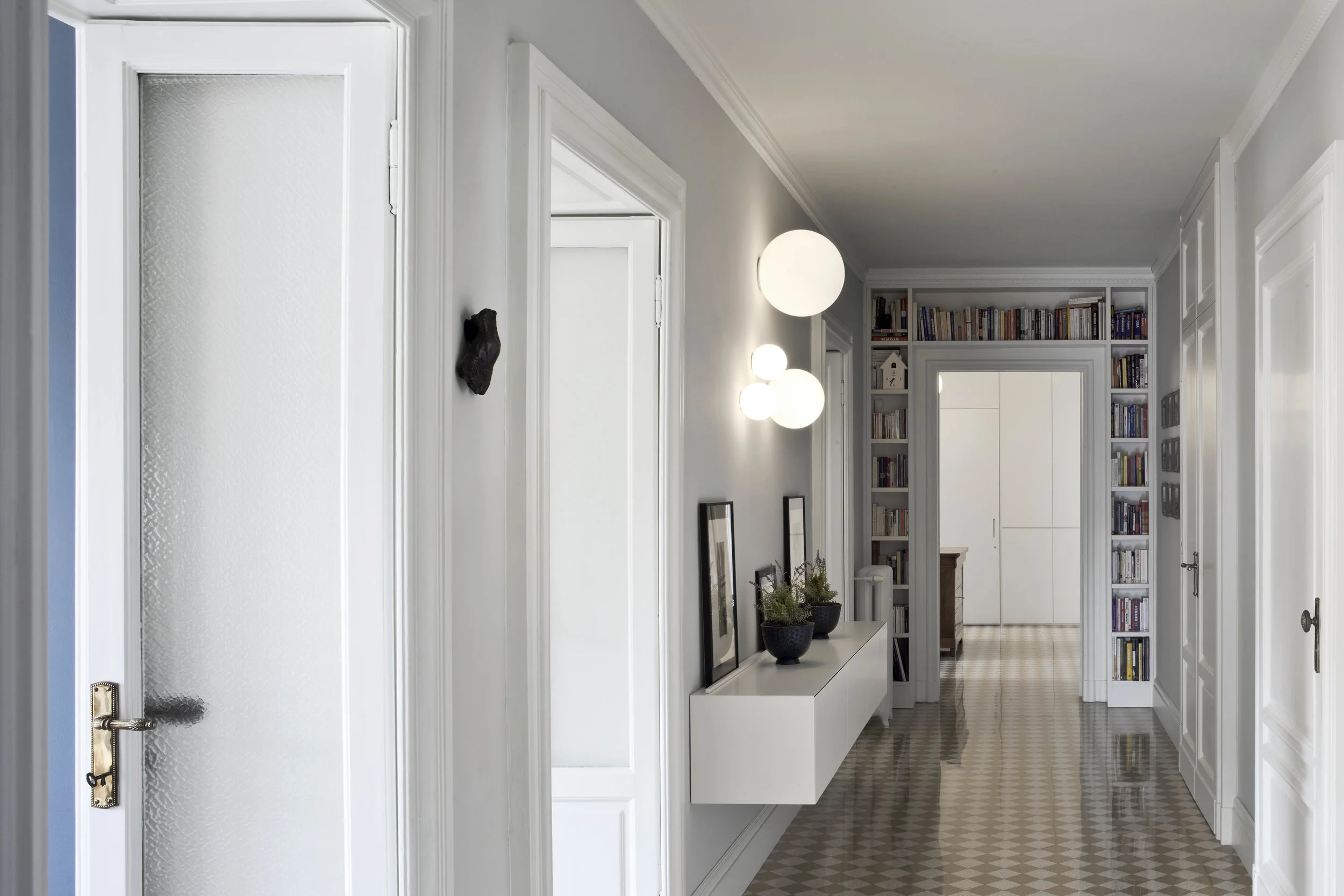 Casa DI, Milano Il progetto interviene su un appartamento edificato nei primi anni del secolo scorso nel centro di Milano. L’obiettivo principale è stato quello di coniugare le moderne esigenze tecnologiche con il rispetto e la valorizzazione della struttura originaria, mantenendo e restaurando tutti gli elementi di pregio. I nuovi interventi si concentrano negli spazi destinati ai servizi e alla cucina, originariamente collocata in posizione decentrata; dialogano con l’esistente in modo pacato alla ricerca di “misura ed armonia” tra le parti. La scelta di spostare la cucina a contatto con la sala da pranzo e di collegare i due ambienti mediante un grande varco cambia radicalmente l’impianto della casa e la percezione degli spazi, definendo, al contempo, un’ampia zona giorno fluida e luminosa. Il progetto si completa attraverso l’accurato studio di tutti i dettagli architettonici e la scelta attenta di materiali e colori. Data: 2014 | 2015 Progettista: Paolo De Benedictis Collaboratori: Emina Gauzanovic, Maria Angilecchia Progettista impiantistico: Marco Mentasti Progettista strutturale: Marco Medizza Fotografa: Alessandra Chemollo << cambia progetto >>