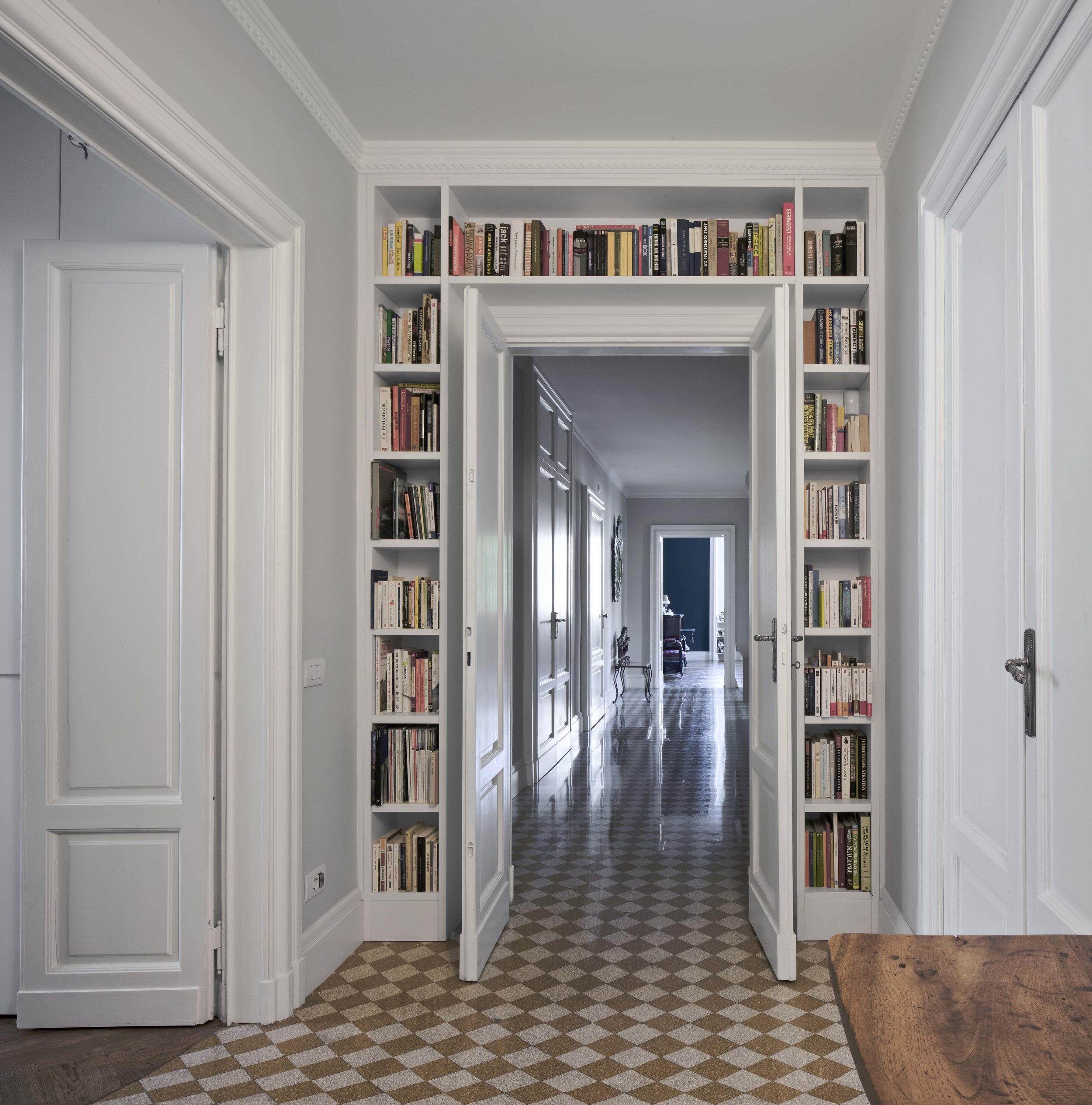 Casa DI, Milano Il progetto interviene su un appartamento edificato nei primi anni del secolo scorso nel centro di Milano. L’obiettivo principale è stato quello di coniugare le moderne esigenze tecnologiche con il rispetto e la valorizzazione della