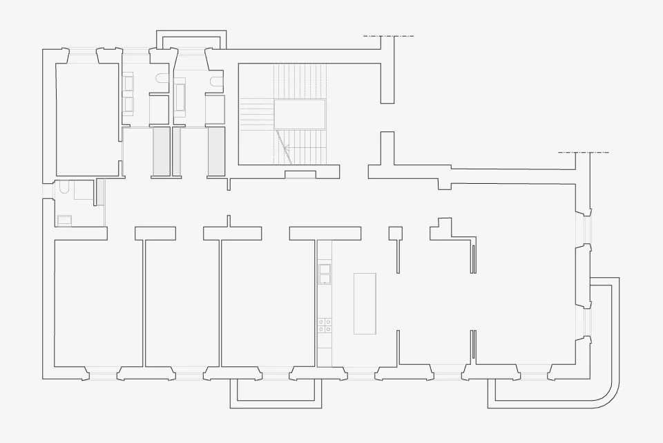 Casa DI, Milano Il progetto interviene su un appartamento edificato nei primi anni del secolo scorso nel centro di Milano. L’obiettivo principale è stato quello di coniugare le moderne esigenze tecnologiche con il rispetto e la valorizzazione della struttura originaria, mantenendo e restaurando tutti gli elementi di pregio. I nuovi interventi si concentrano negli spazi destinati ai servizi e alla cucina, originariamente collocata in posizione decentrata; dialogano con l’esistente in modo pacato alla ricerca di “misura ed armonia” tra le parti. La scelta di spostare la cucina a contatto con la sala da pranzo e di collegare i due ambienti mediante un grande varco cambia radicalmente l’impianto della casa e la percezione degli spazi, definendo, al contempo, un’ampia zona giorno fluida e luminosa. Il progetto si completa attraverso l’accurato studio di tutti i dettagli architettonici e la scelta attenta di materiali e colori. Data: 2014 | 2015 Progettista: Paolo De Benedictis Collaboratori: Emina Gauzanovic, Maria Angilecchia Progettista impiantistico: Marco Mentasti Progettista strutturale: Marco Medizza Fotografa: Alessandra Chemollo << cambia progetto >>