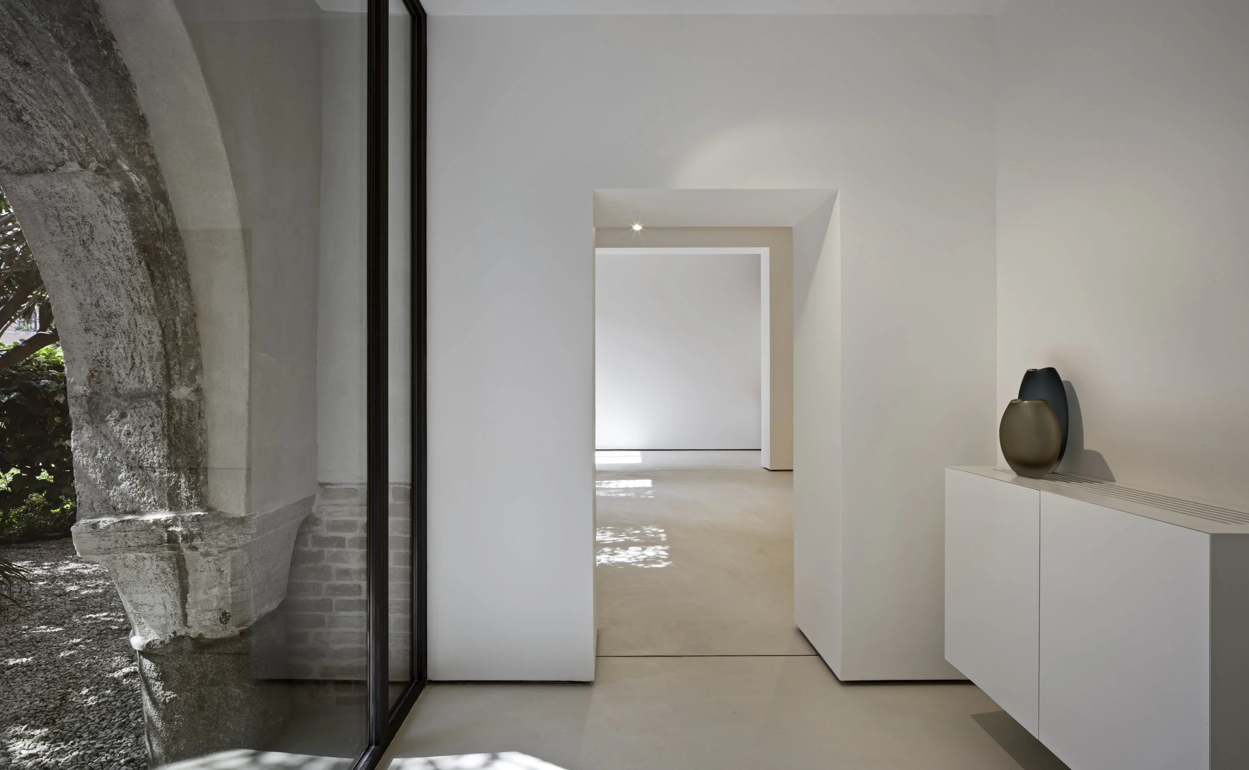 Spazio Ravà, Venezia Al piano terra di un significativo esempio di palazzo neogotico prospettante sul Canale Grande, una serie di magazzini sono stati restaurati, collegati e trasformati in uno spazio espositivo. Rispetto e valorizzazione degli elementi storici preesistenti, semplificazione del linguaggio architettonico, controllo delle componenti impiantistiche, fanno di questi ambienti un’elegante cornice atta ad accogliere qualsiasi forma di espressione artistica. Data: 2017 | 2019 Progettista: Paolo De Benedictis Collaboratori: Maria Angilecchia, Nicolò Arzenton, Emina Gauzanovic Progettista impiantistico: Studio Multimpianti Progettista strutturale: Silvia Fratter Fotografa: Alessandra Chemollo cambia progetto >>