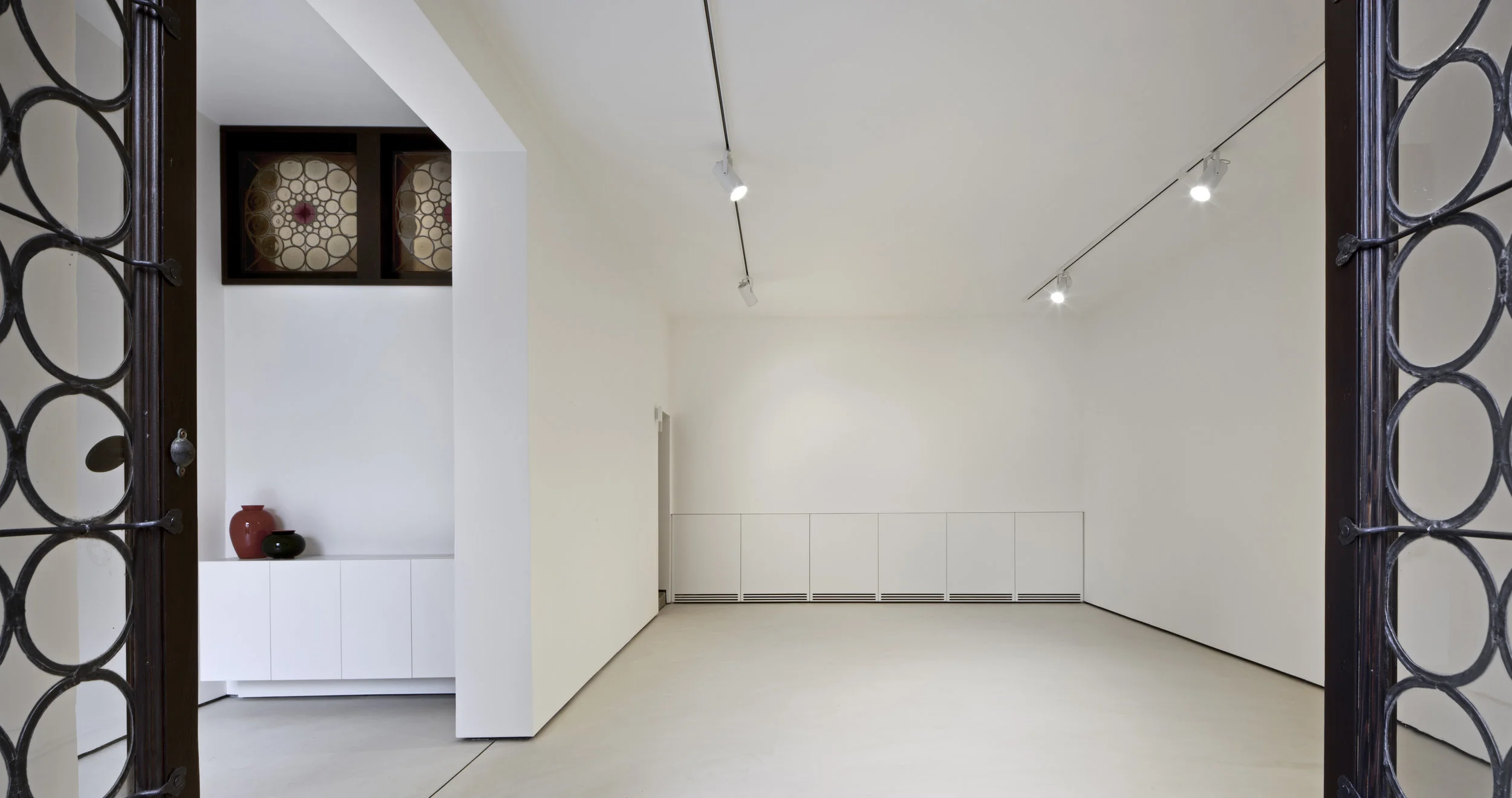 Spazio Ravà, Venezia Al piano terra di un significativo esempio di palazzo neogotico prospettante sul Canale Grande, una serie di magazzini sono stati restaurati, collegati e trasformati in uno spazio espositivo. Rispetto e valorizzazione degli elementi storici preesistenti, semplificazione del linguaggio architettonico, controllo delle componenti impiantistiche, fanno di questi ambienti un’elegante cornice atta ad accogliere qualsiasi forma di espressione artistica. Data: 2017 | 2019 Progettista: Paolo De Benedictis Collaboratori: Maria Angilecchia, Nicolò Arzenton, Emina Gauzanovic Progettista impiantistico: Studio Multimpianti Progettista strutturale: Silvia Fratter Fotografa: Alessandra Chemollo cambia progetto >>