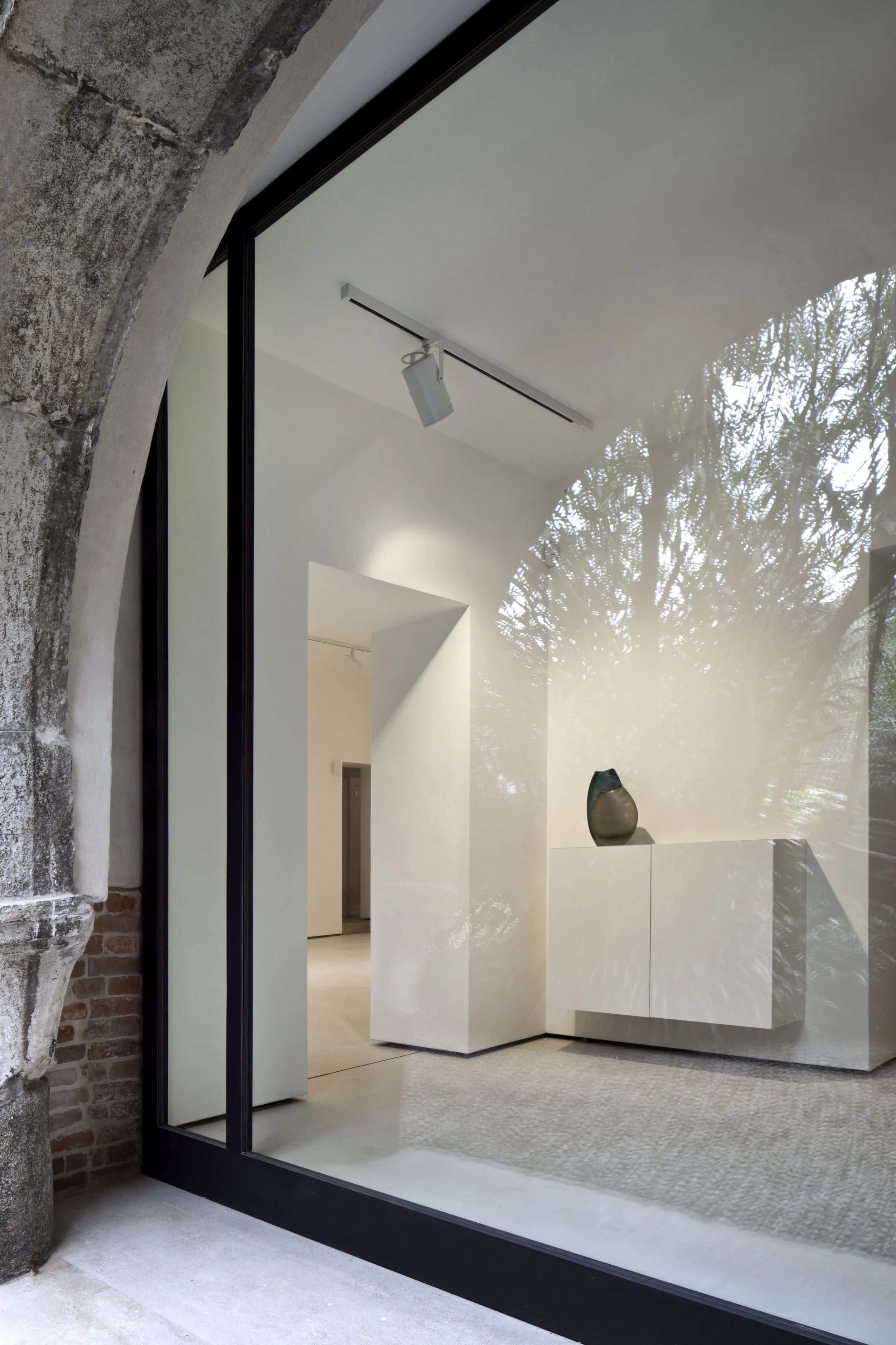 Spazio Ravà, Venezia On the ground floor of a significant example of a Neo-Gothic building, overlooking the Canale Grande, a series of old warehouses have been restored and are now connected and transformed into an exhibition area. Respect and enhancement of pre-existing historical elements, simplification of architectural language, monitoring of plant components, make these spaces an elegant setting suitable for hosting a wide range of artistic expression. Date: 2017 | 2019 Architect: Paolo De Benedictis Assistants: Maria Angilecchia, Nicolò Arzenton, Emina Gauzanovic Services Engineer: Studio Multimpianti Structural Engineer: Silvia Fratter Photography: Alessandra Chemollo change project >>