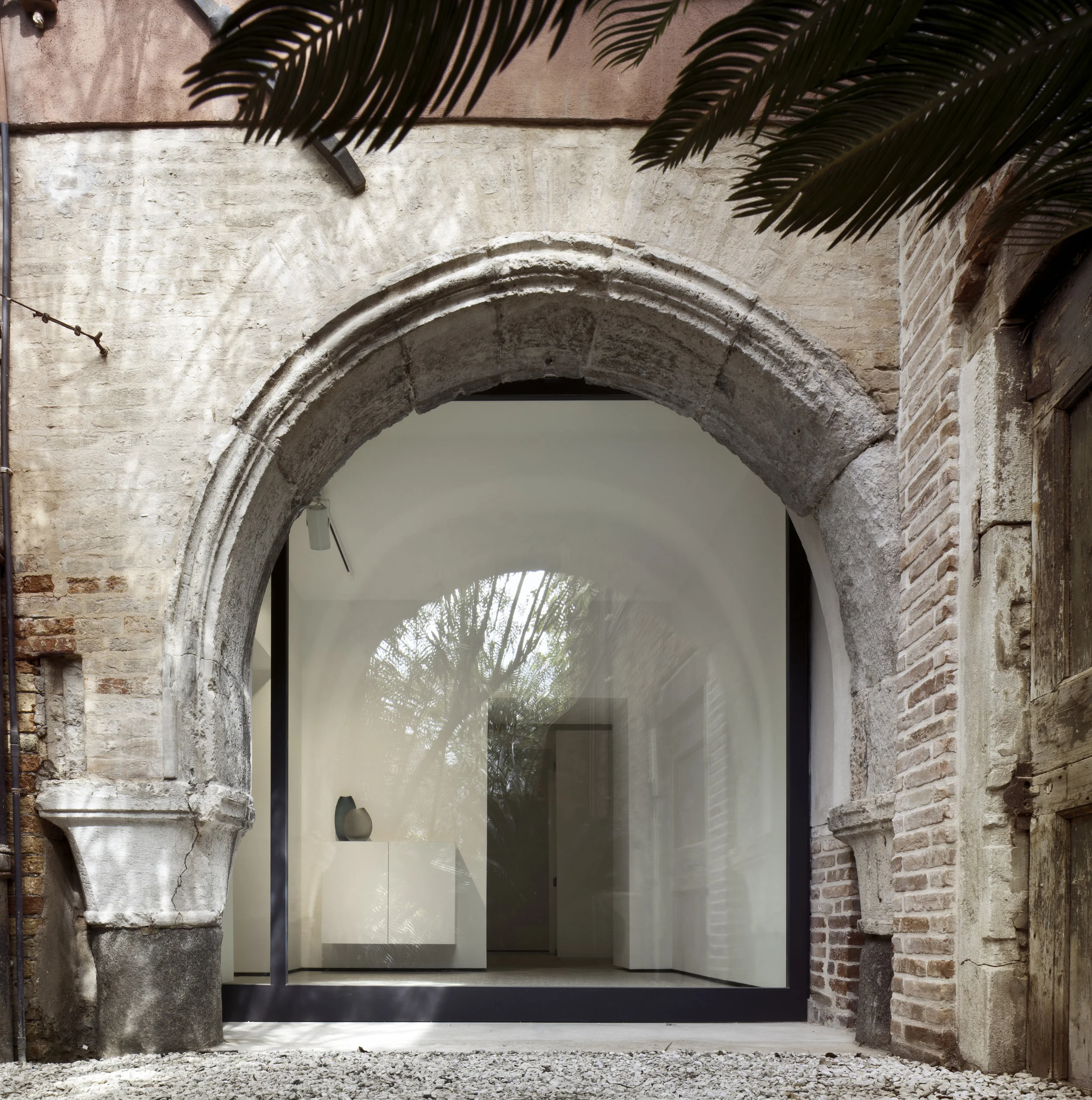 Spazio Ravà, Venezia On the ground floor of a significant example of a Neo-Gothic building, overlooking the Canale Grande, a series of old warehouses have been restored and are now connected and transformed into an exhibition area. Respect and enhancement of pre-existing historical elements, simplification of architectural language, monitoring of plant components, make these spaces an elegant setting suitable for hosting a wide range of artistic expression. Date: 2017 | 2019 Architect: Paolo De Benedictis Assistants: Maria Angilecchia, Nicolò Arzenton, Emina Gauzanovic Services Engineer: Studio Multimpianti Structural Engineer: Silvia Fratter Photography: Alessandra Chemollo change project >>