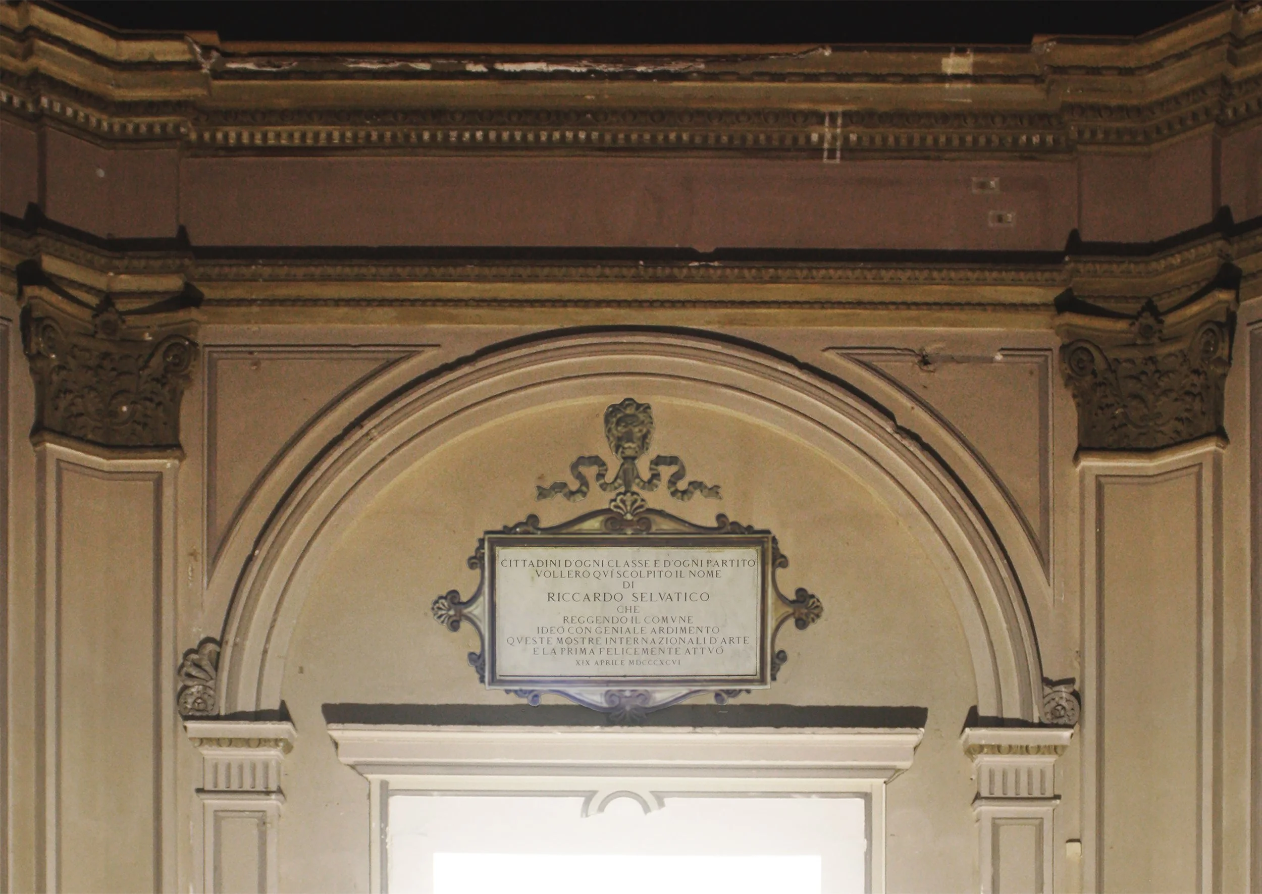 Conservations treatment of the Sala Chini, Giardini della Biennale di Venezia. The Sala Ottagona (Octagonal Hall) is located inside the Central Pavilion of the Biennale Gardens and was built for the 1899 International Exhibition. Over time, it un
