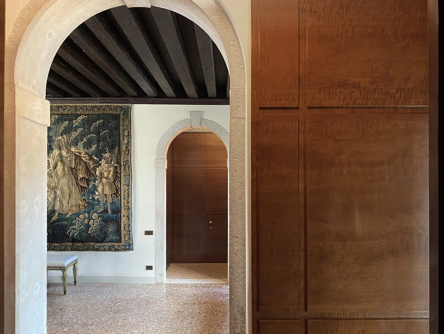  Casa PE, Venezia  L’appartamento occupa il piano nobile di un elegante palazzo settecentesco affacciato su uno dei campi più suggestivi di Venezia. Negli anni Settanta l’edificio è stato oggetto di una ristrutturazione radicale che ne ha modificato 