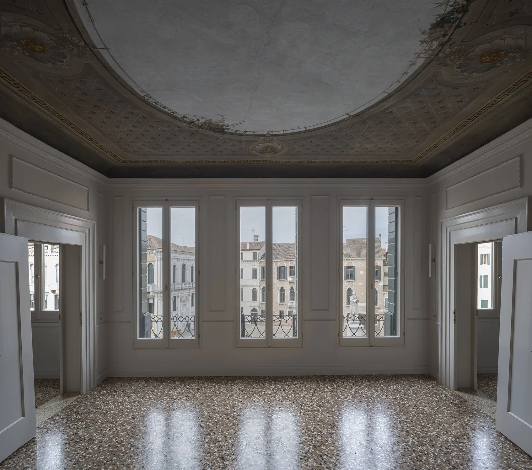  HO House, Venezia  Date: 2024 I 2025  Architect: Paolo De Benedictis  Assistant: Massimo Ballarin, Pietro de Scarpis  Conservative restoration of internal decorative surfaces:  Uni.S.Ve.srl   Photography: Alessandra Chemollo    change project  >&