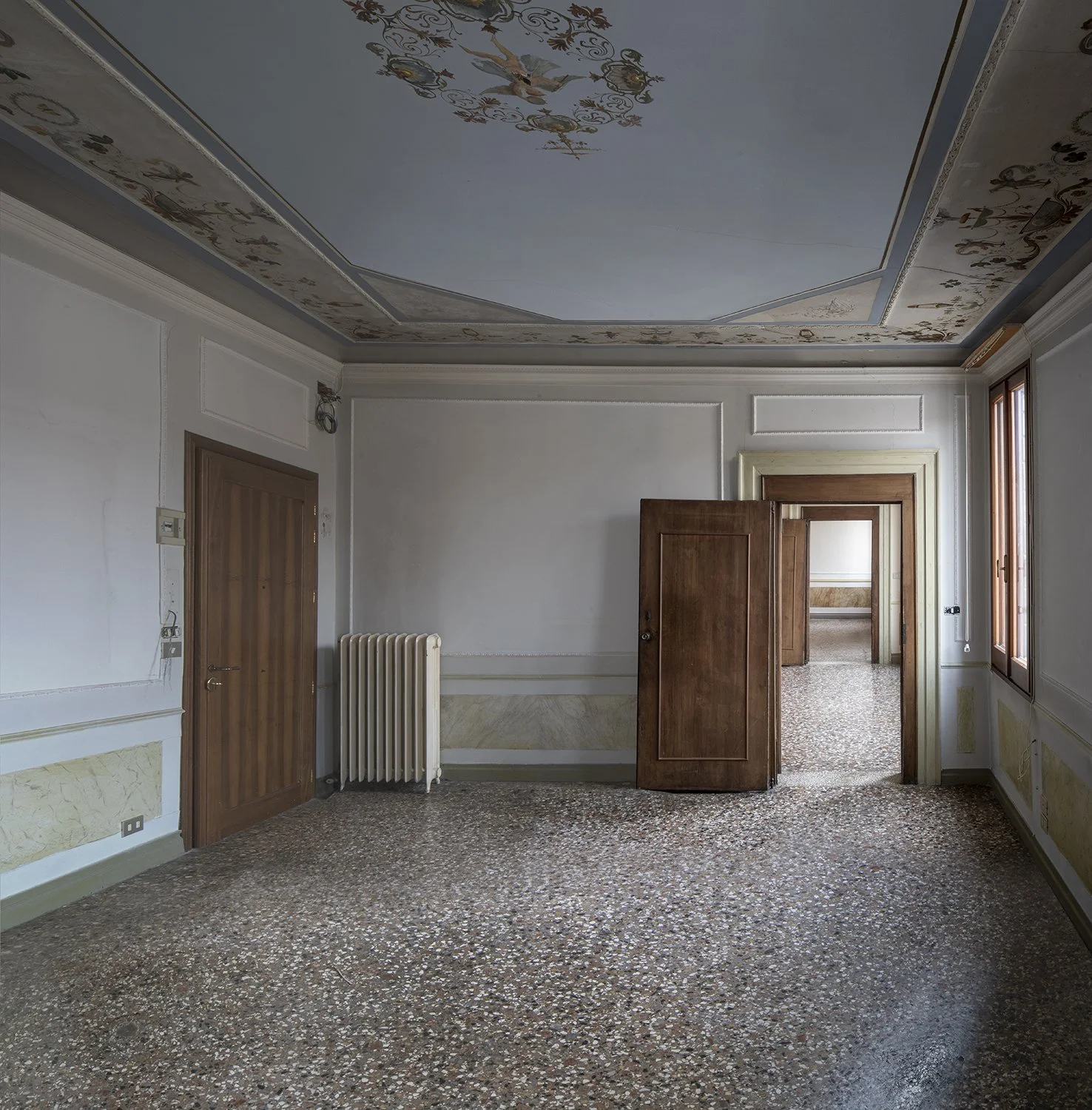  HO House, Venezia  Date: 2024 I 2025  Architect: Paolo De Benedictis  Assistant: Massimo Ballarin, Pietro de Scarpis  Conservative restoration of internal decorative surfaces:  Uni.S.Ve.srl   Photography: Alessandra Chemollo    change project  >&