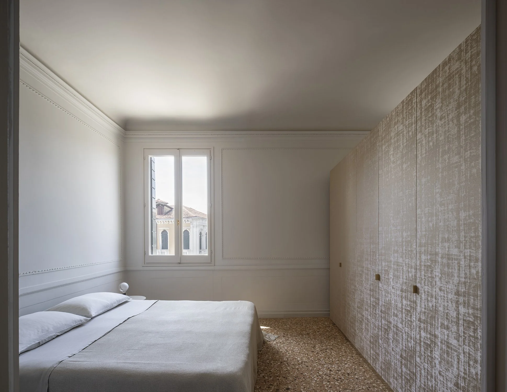  HO House, Venezia  Date: 2024 I 2025  Architect: Paolo De Benedictis  Assistant: Massimo Ballarin, Pietro de Scarpis  Conservative restoration of internal decorative surfaces:  Uni.S.Ve.srl   Photography: Alessandra Chemollo    change project  >&