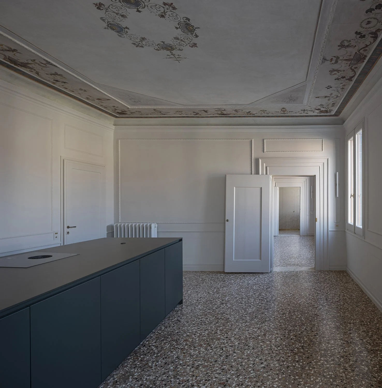  Casa HO, Venezia  Data: 2024 I 2025  Progettista: Paolo De Benedictis  Collaboratore: Massimo Ballarin, Pietro de Scarpis  Restauro delle superfici affrescate:  Uni.S.Ve.srl   Fotografa: Alessandra Chemollo    cambia progetto  >>  