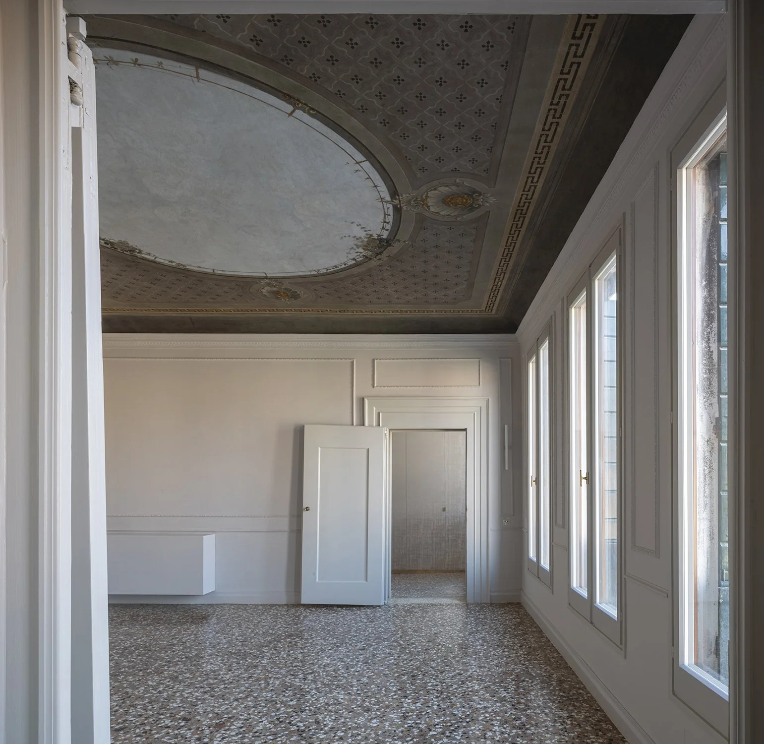  Casa HO, Venezia  Data: 2024 I 2025  Progettista: Paolo De Benedictis  Collaboratore: Massimo Ballarin, Pietro de Scarpis  Restauro delle superfici affrescate:  Uni.S.Ve.srl   Fotografa: Alessandra Chemollo    cambia progetto  >>  