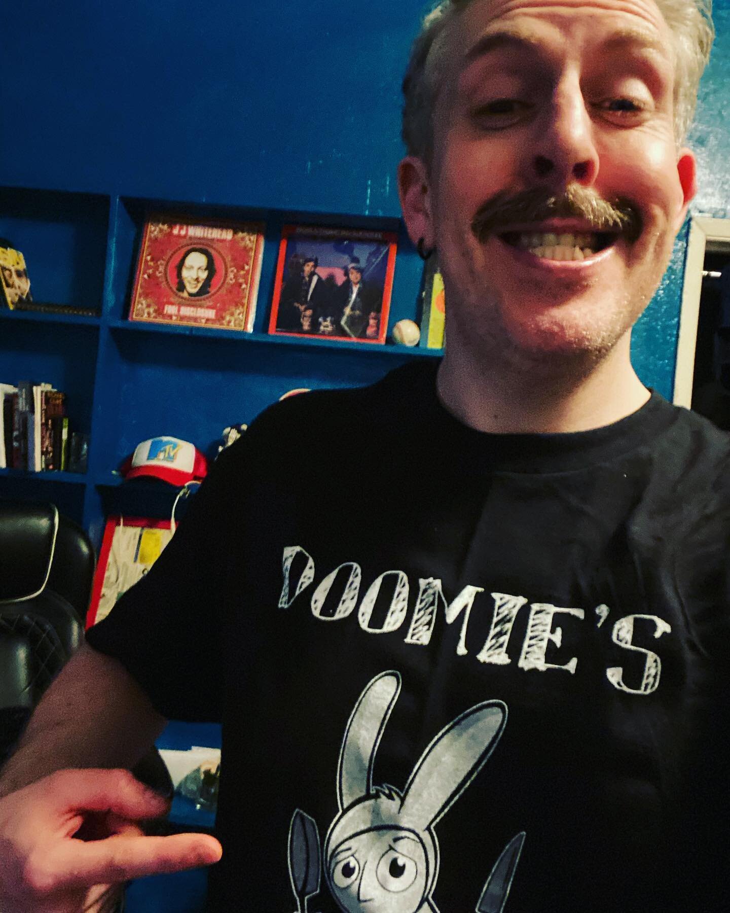 When in Hollywood, get yourselves down to @doomies for the best vegan fried chicken I&rsquo;ve ever had. So good I bought the t-shirt! Just spotted a little @jjwhitesnake photobomb over my shoulder (he&rsquo;s kindly let us have the run of his apartm