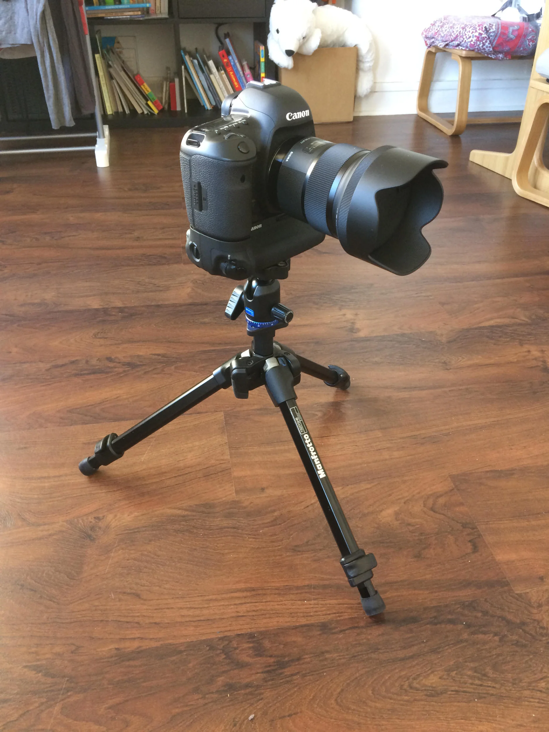 The tripod at it's minimum height of 32 cm