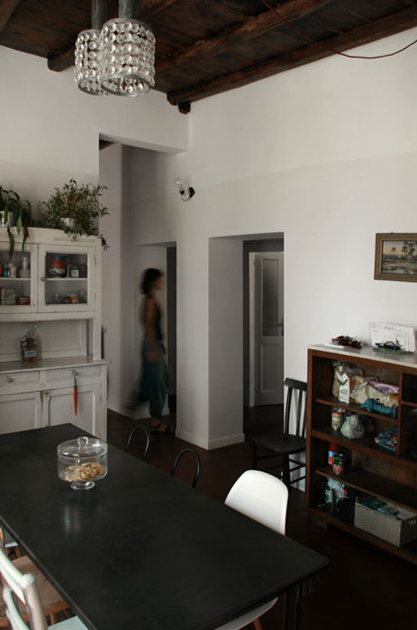 La zona notte intravista dalla zona pranzo, separate dal muro di spina centrale