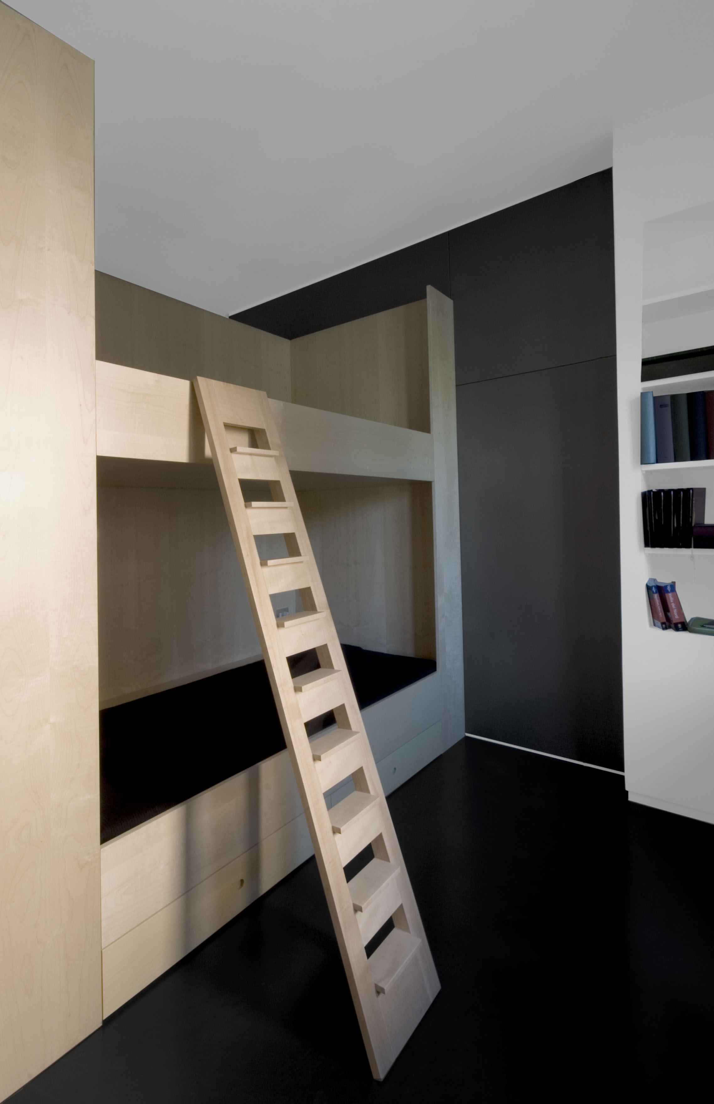La camera da letto per i bambini, con il blocco dei letti e la libreria sulla destra.