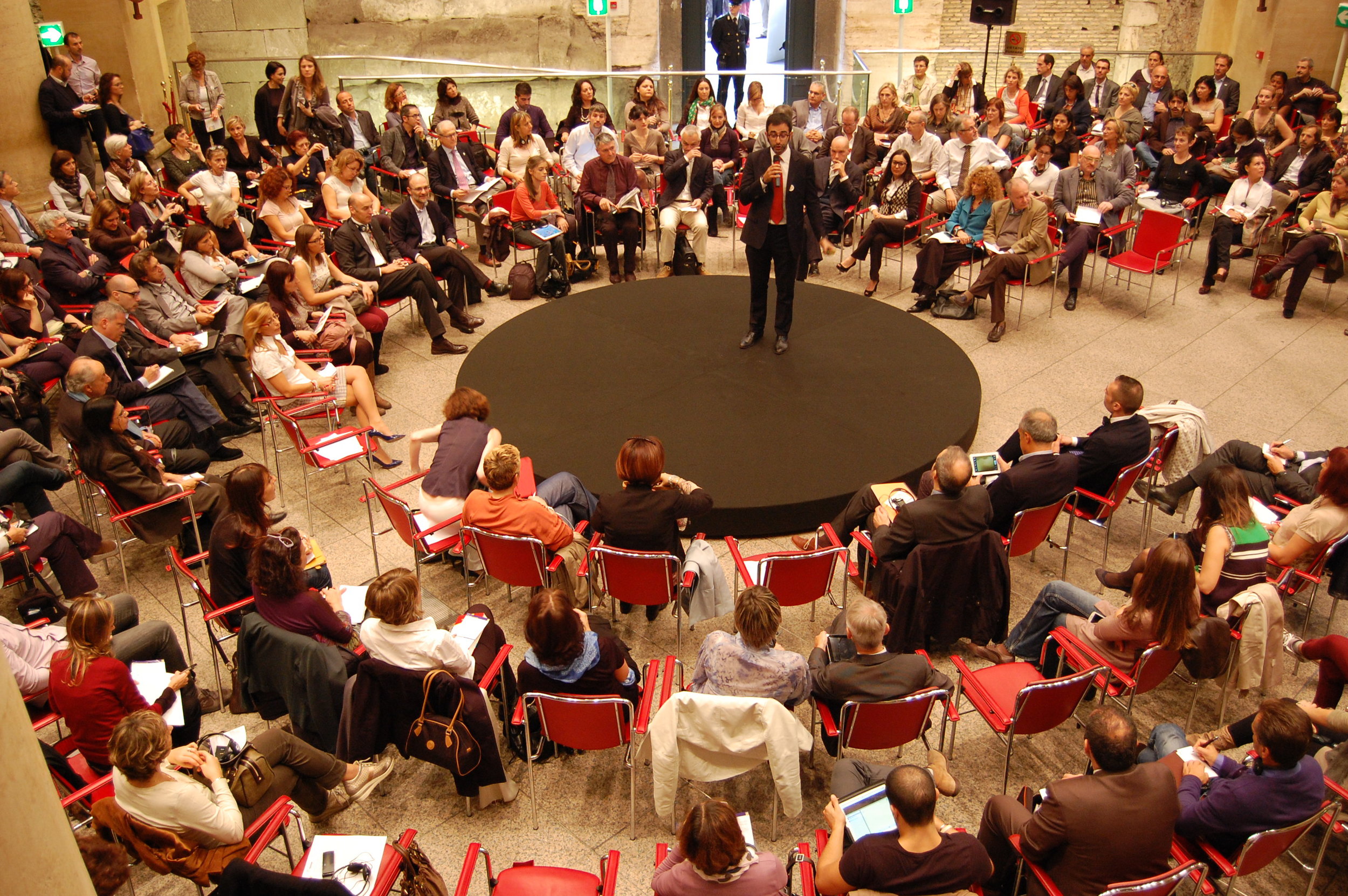 L'evento in pieno svolgimento, con il Presidente di ICF Italia sulla pedana al centro della scena