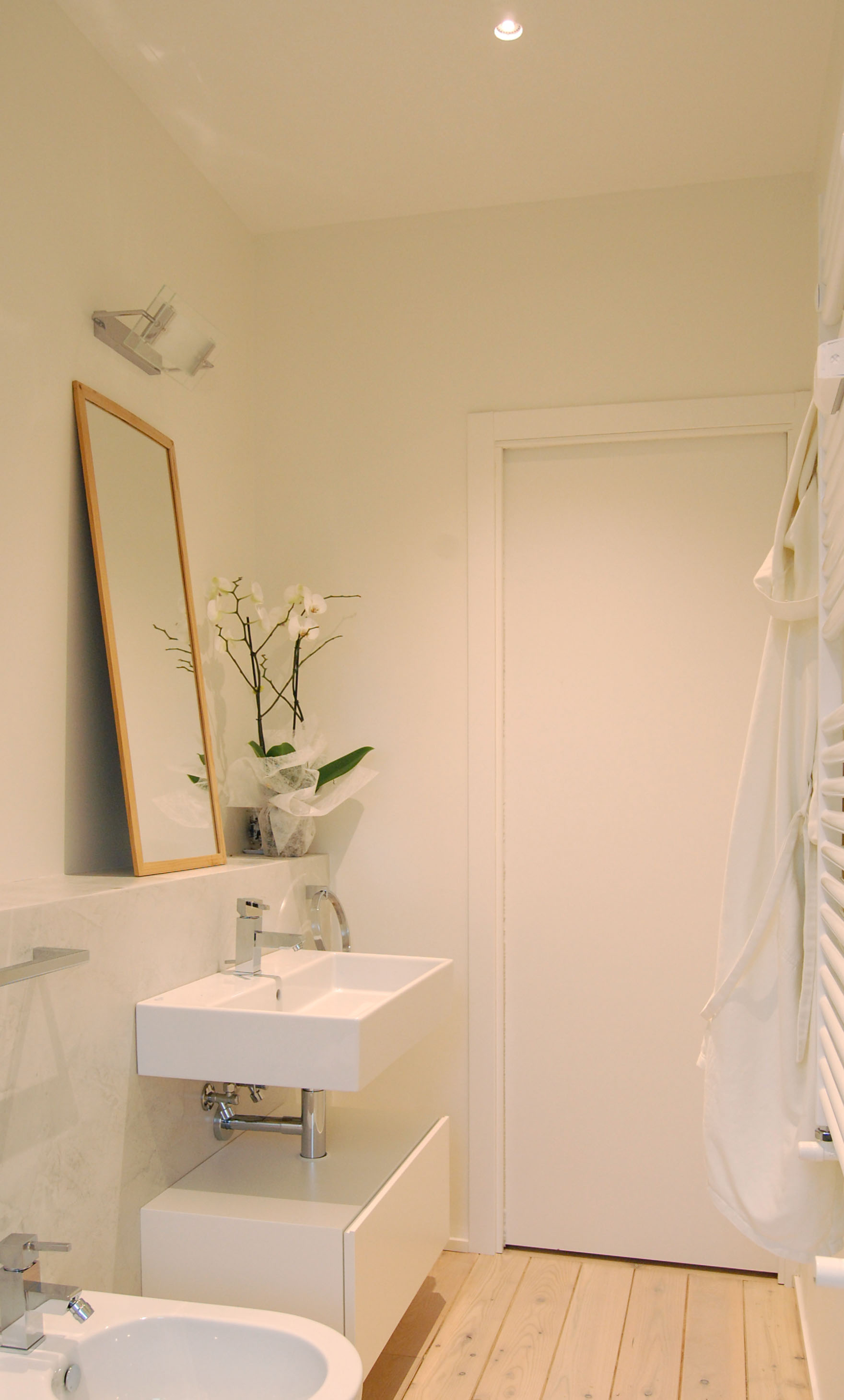 Il bagno alle spalle della cucina.