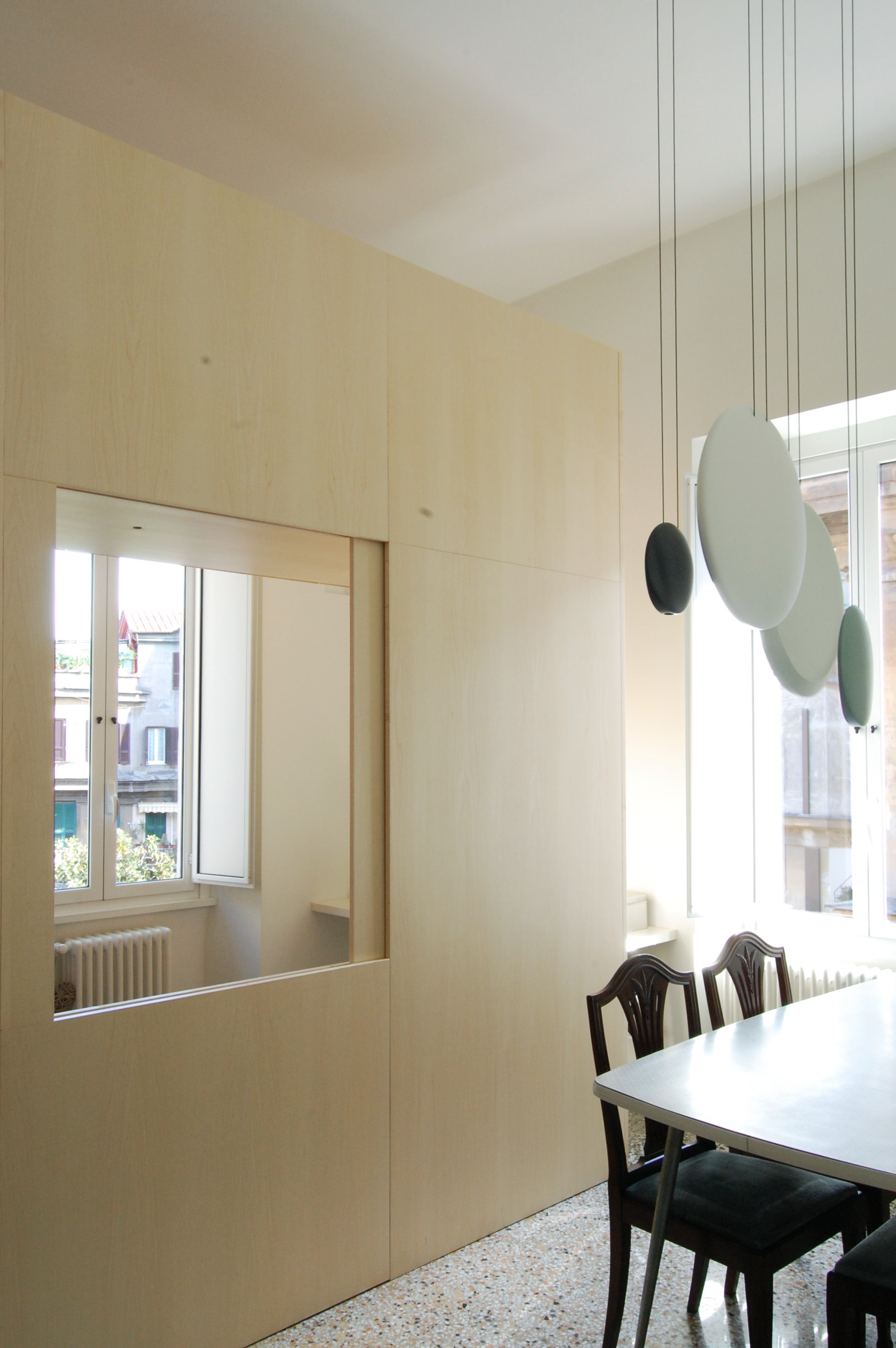 Il volume in legno con la sua apertura verso la zona pranzo. Interamente realizzato in falegnameria, è completamente isolabile con pannelli scorrevoli dalla zona living, per essere facilmente utilizzabile come spazio per gli ospiti.