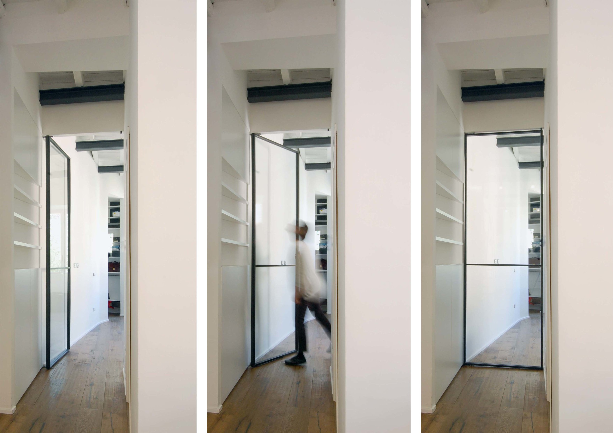 La porta della camera da letto, realizzata con un sottile profilo in ferro e un'ampia superficie vetrata, per dare continuità visiva allo spazio.