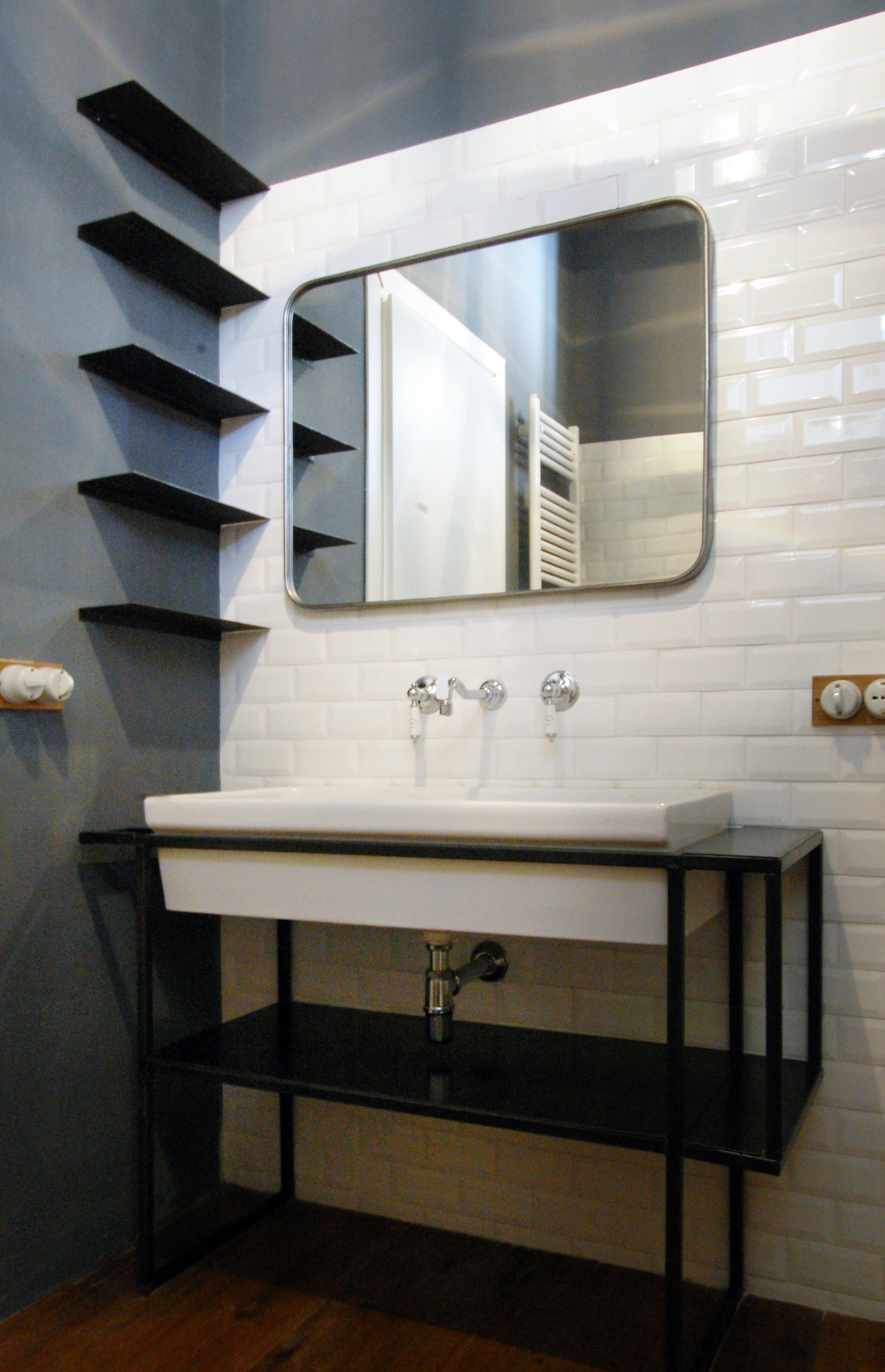 Il bagno, connubio tra le linee rigorose e dettagli romantici.