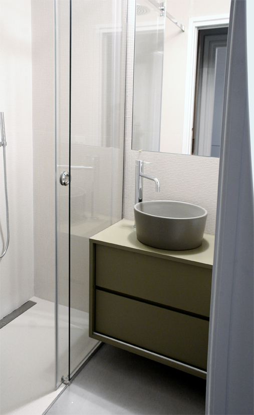 Il bagno, con la luce naturale assicurata dall'apertura vetrata e la cucina che penetra nella doccia, a ricavare lo spazio per i saponi.