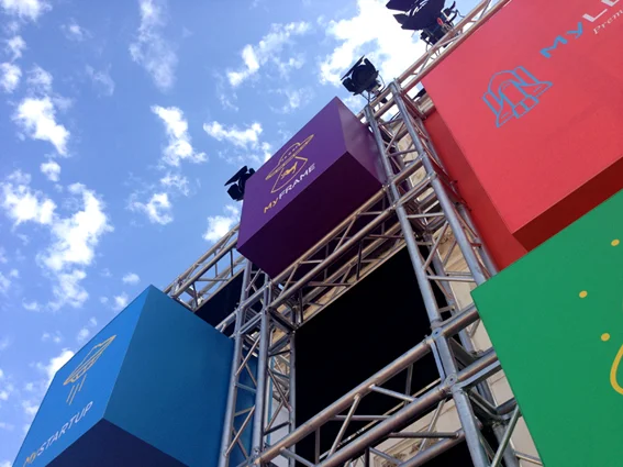Una immagine interna dello stand, con la successione di setti disposti in modo da creare continui scorci visivi e invitare all'attraversamento dello spazio.