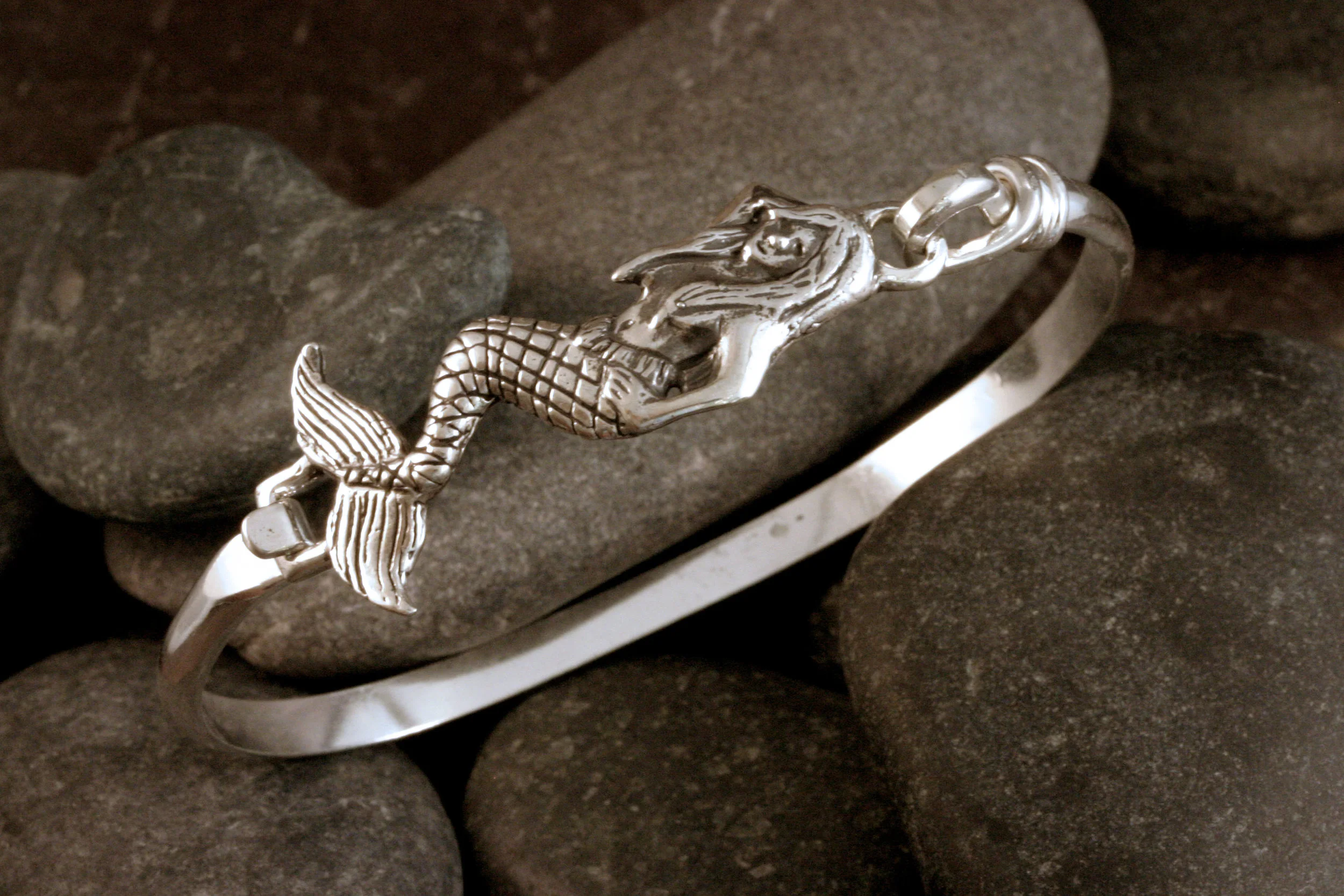 Oxidized sterling silver detailed mermaid hinged bangle bracelet