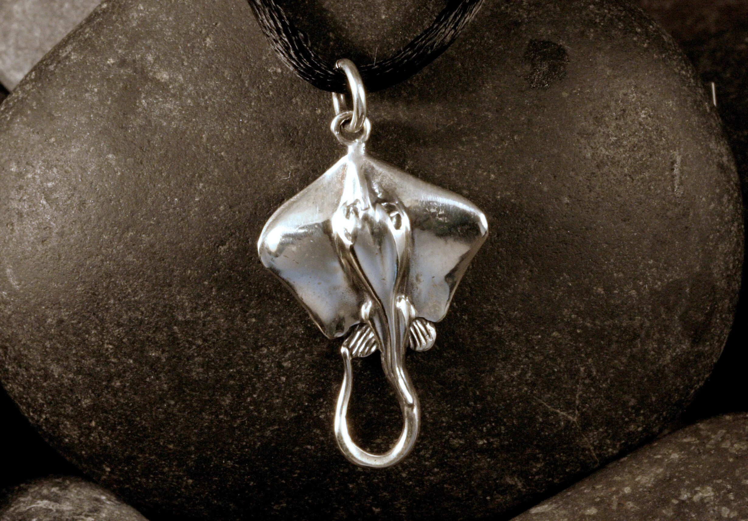 Sterling silver skate ray fish pendant