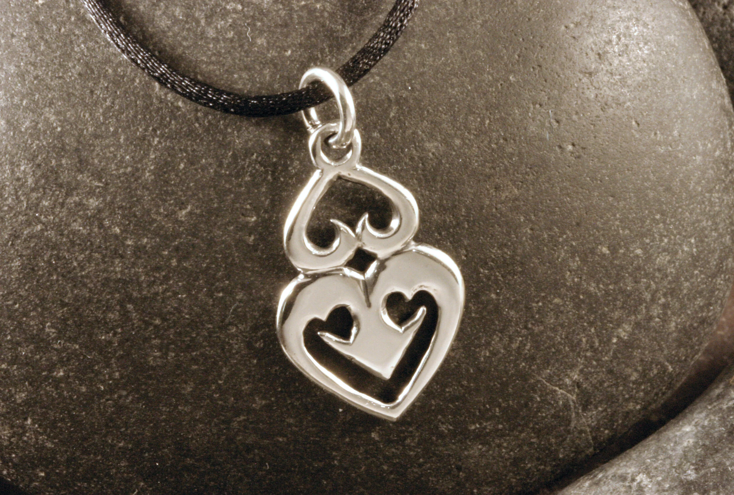 Sterling silver pierced heart pattern charm pendant