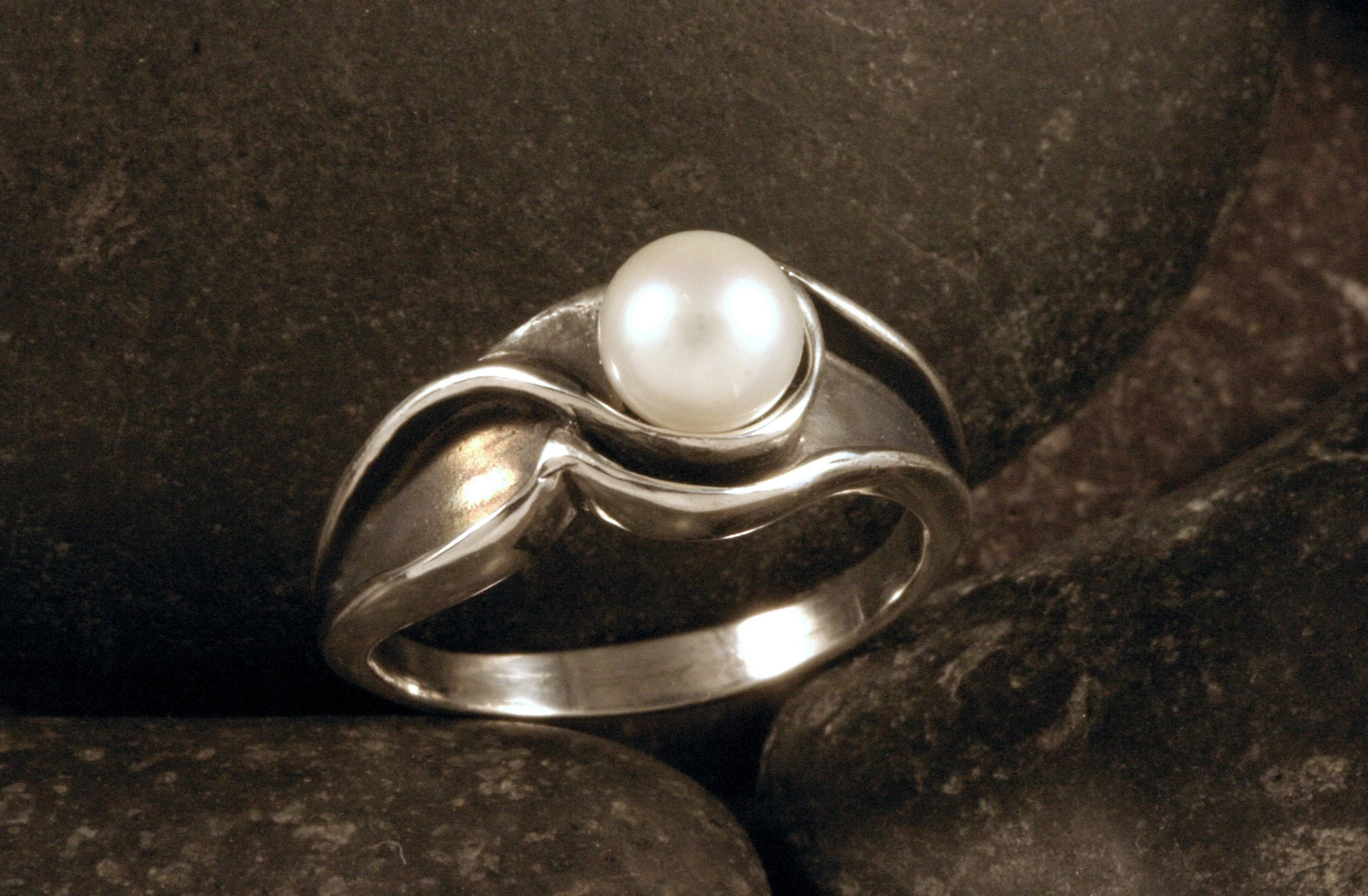 An oxidized sterling silver pearl wave ring.