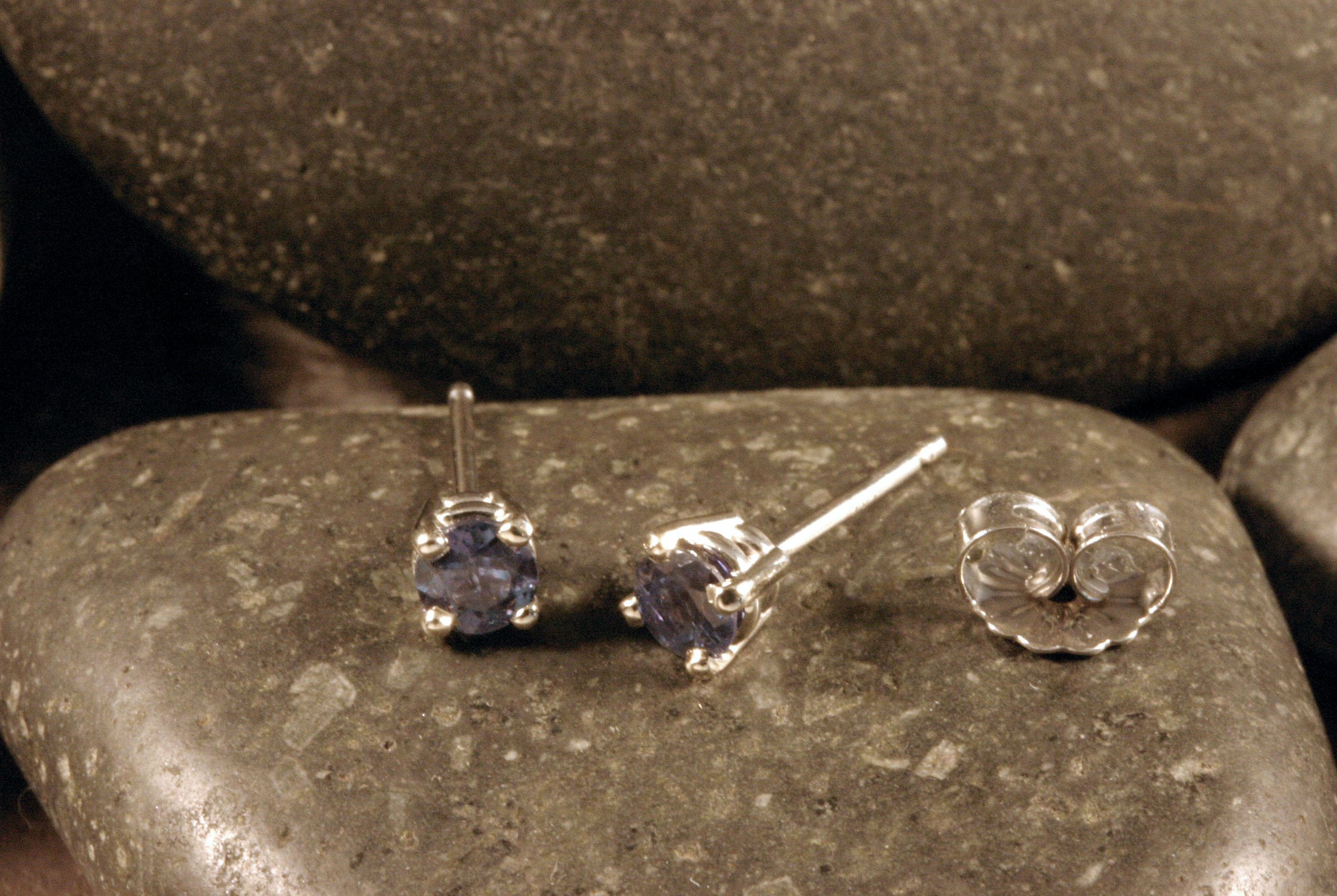 What are the different types of settings for diamond stud earrings? - Quora