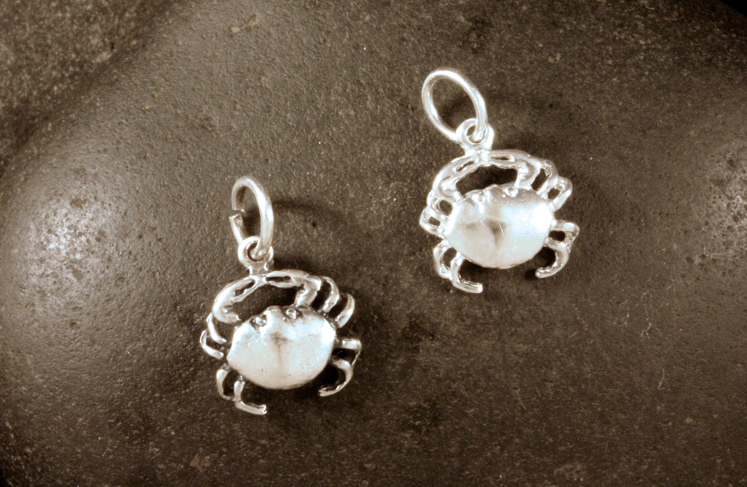 Sterling silver mini crab charms with shiny and oxidized finishes.