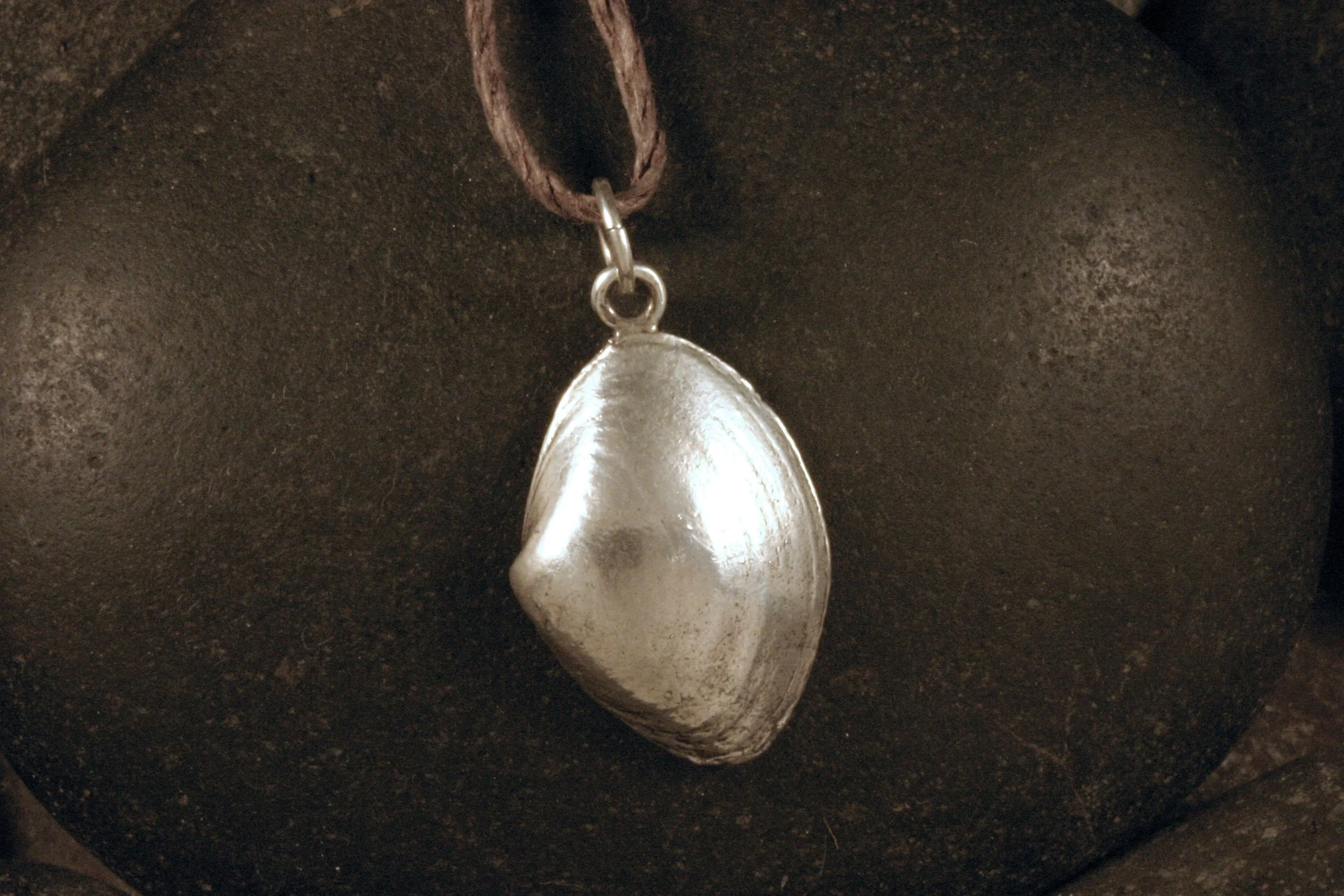 An oxidized sterling silver medium sized surf clam shell charm.