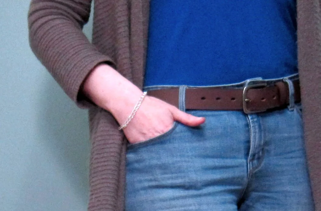 A model wearing a sterling silver horseshoe U link handmade chain bracelet.