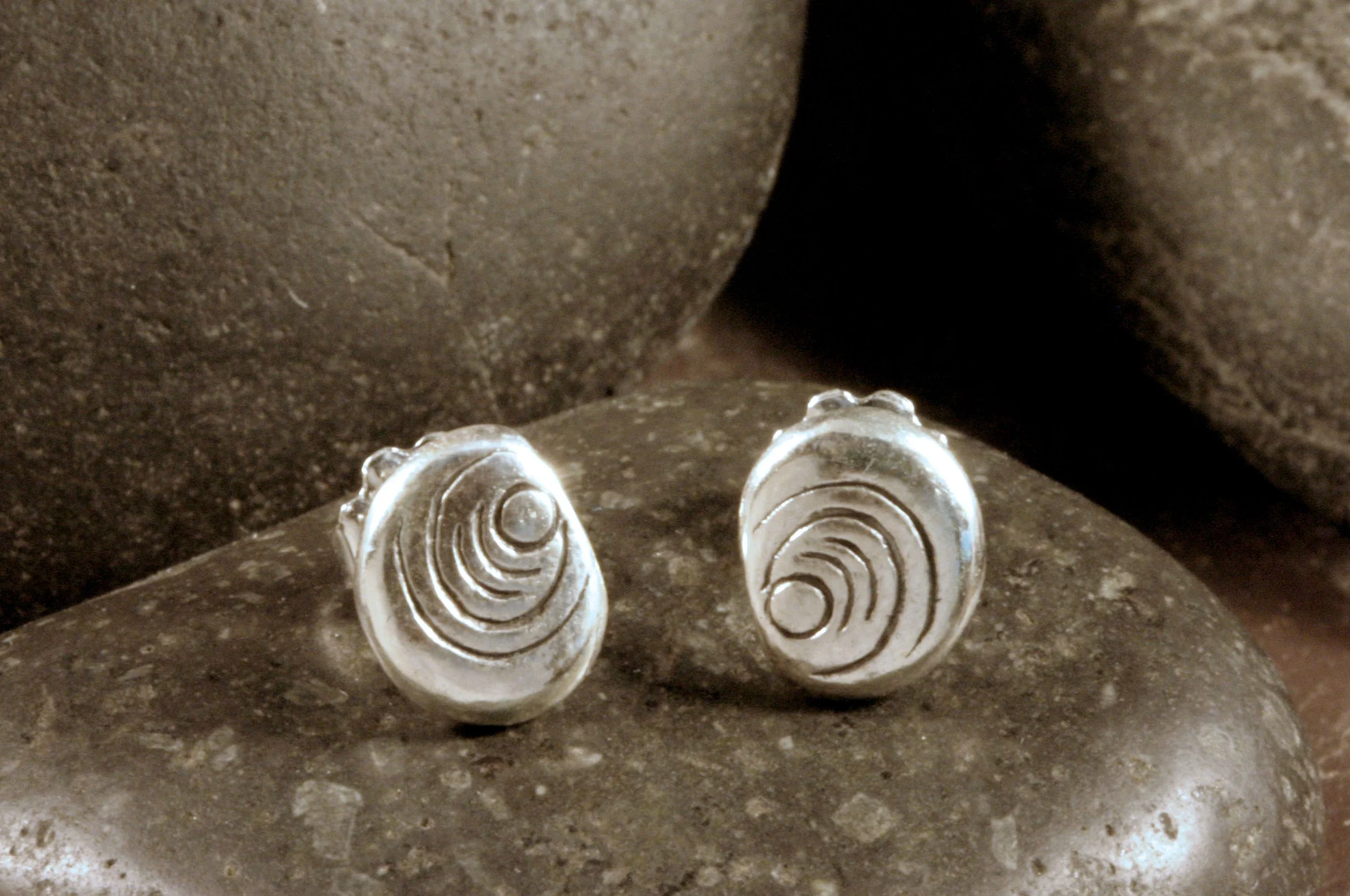 Sterling silver dot ripple pattern stud earrings.