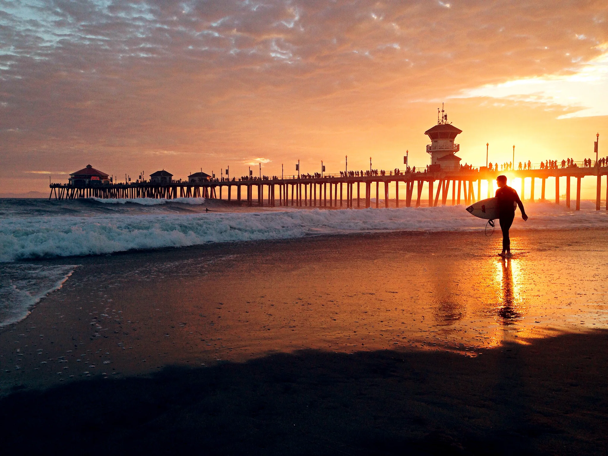 Surfer_at_Huntington_Beach_Pier.jpg