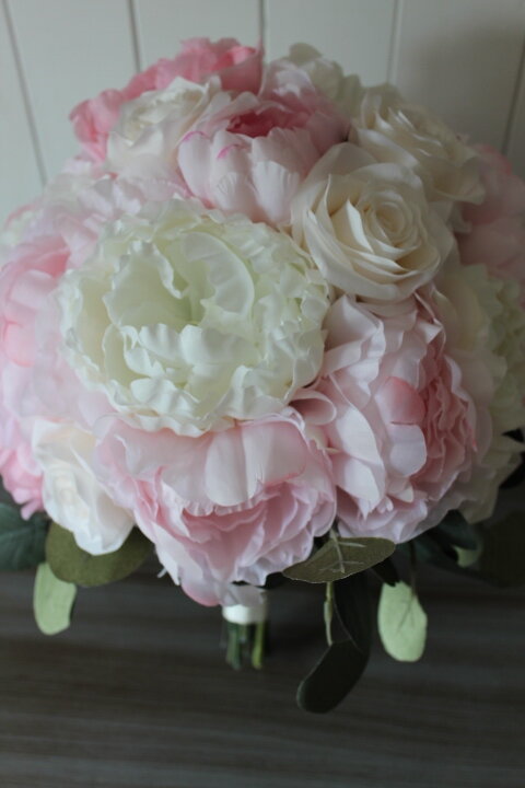 White rose rhinestone bride Crystal gem bridal blooms for winter wedding. Bling wedding bouquet maid of honor ceremony flowers