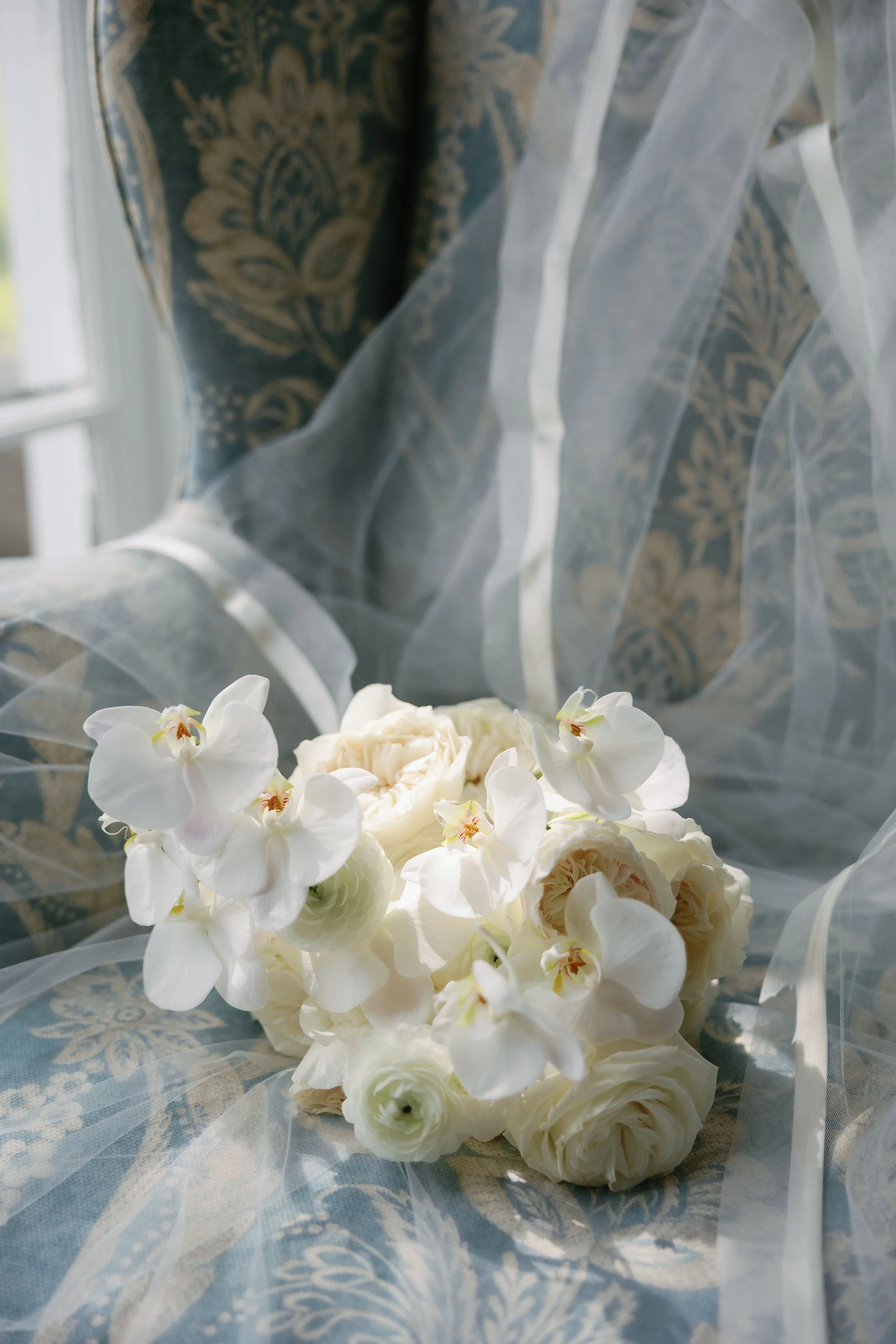 white-bridal-bouquet-recreation-silk-wedding-flowers