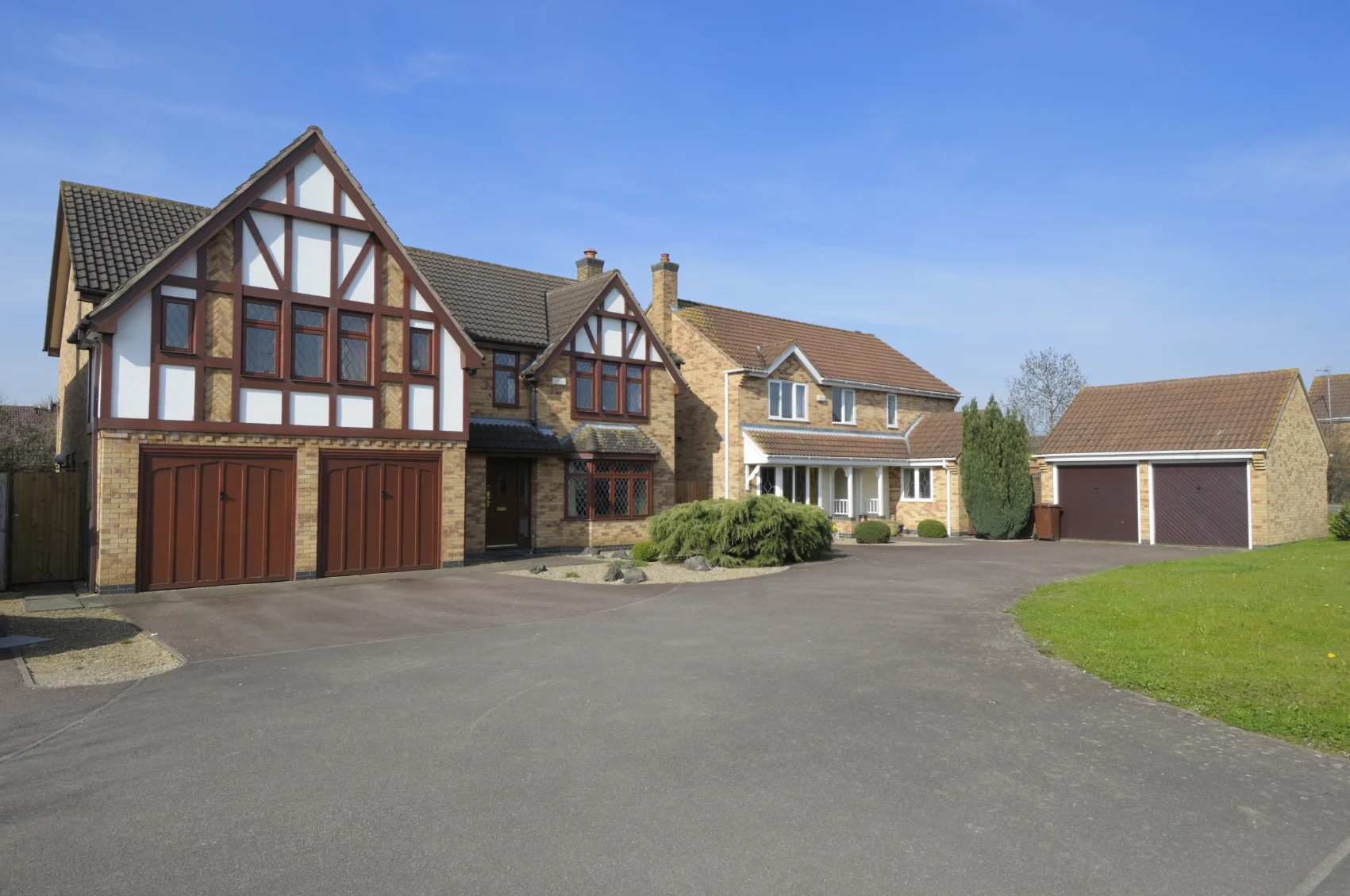 Tudor Home 12586380.jpg