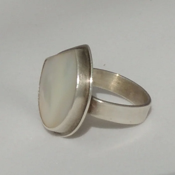 Mother-of-pearl ring